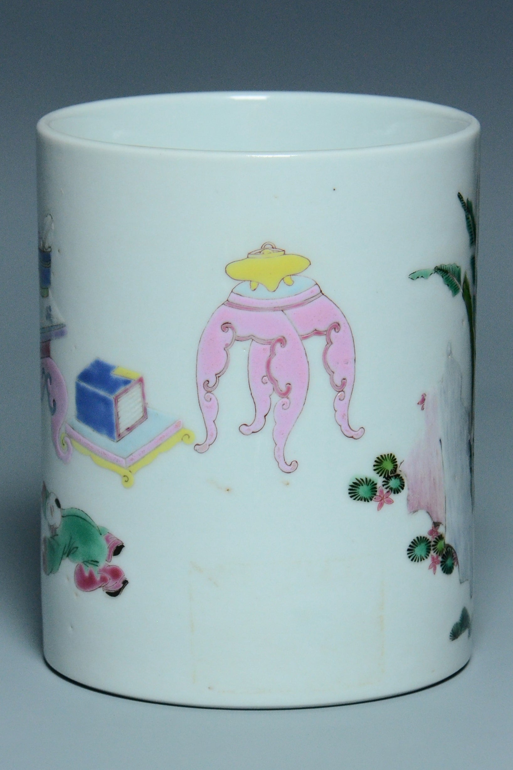 P928: Chinese Famille Rose Brush Pot Qing Yongzheng Style