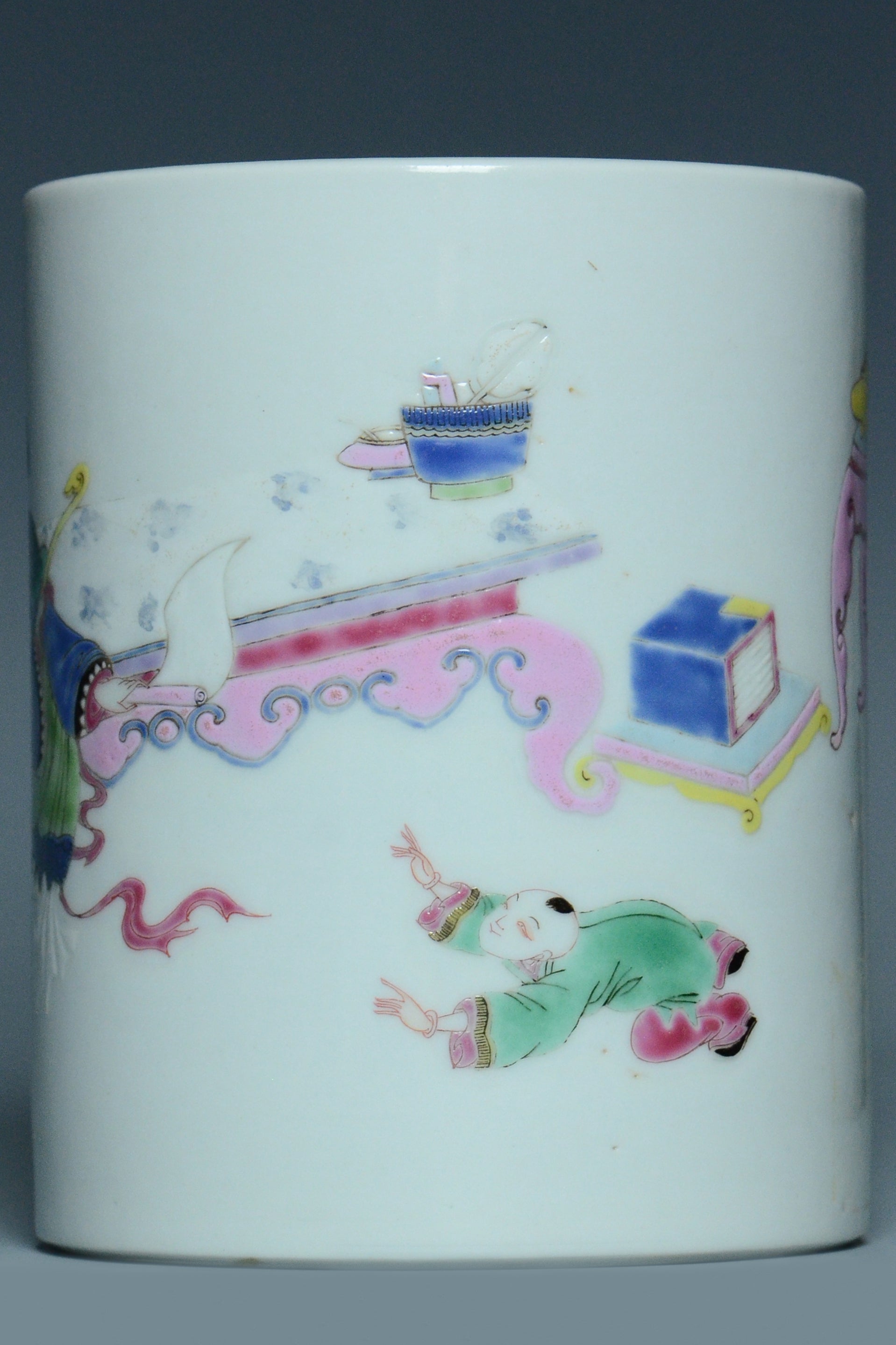 P928: Chinese Famille Rose Brush Pot Qing Yongzheng Style