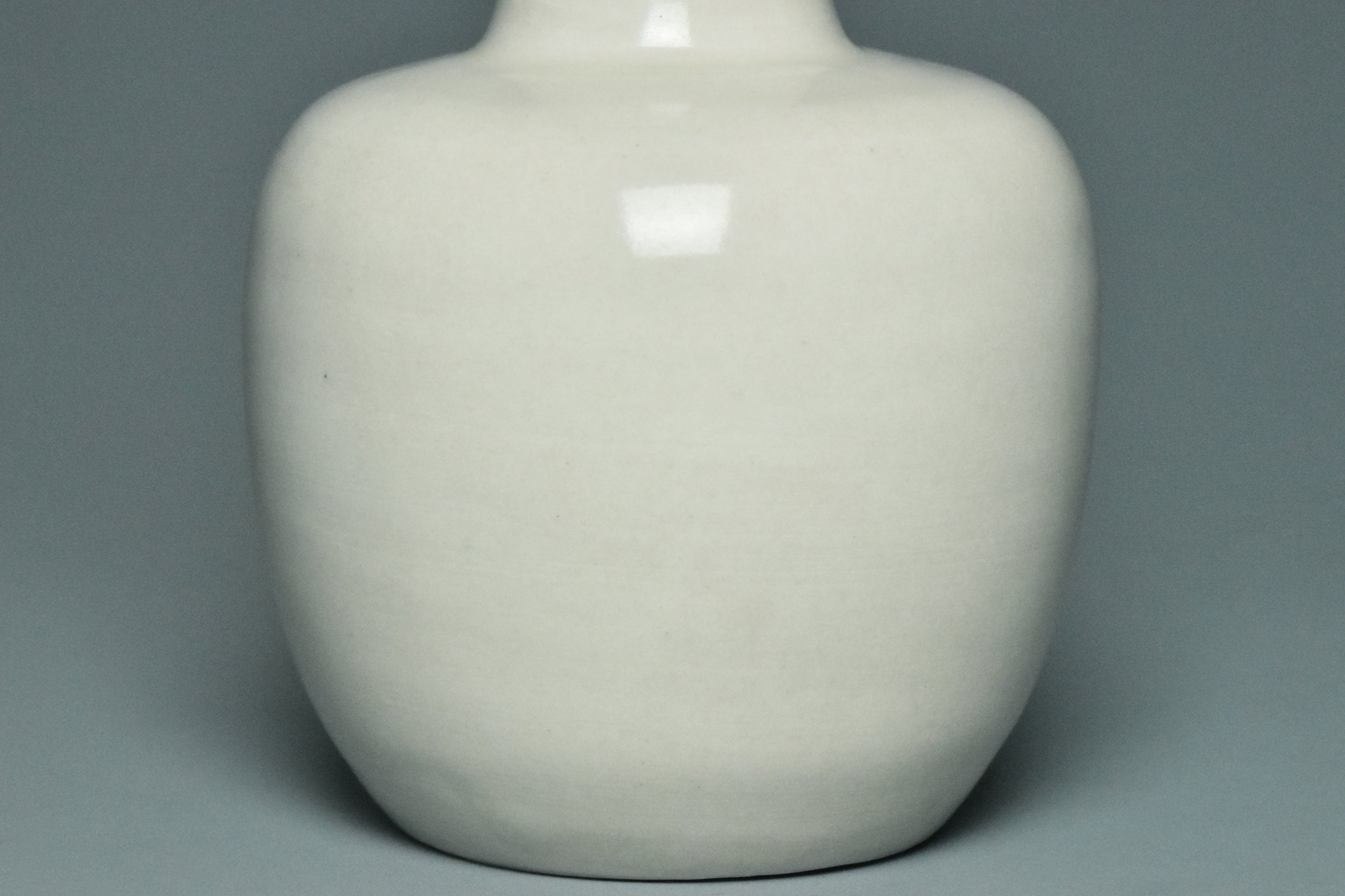 R018: Chinese Dingyao White Glazed Vase Song Dynasty Style