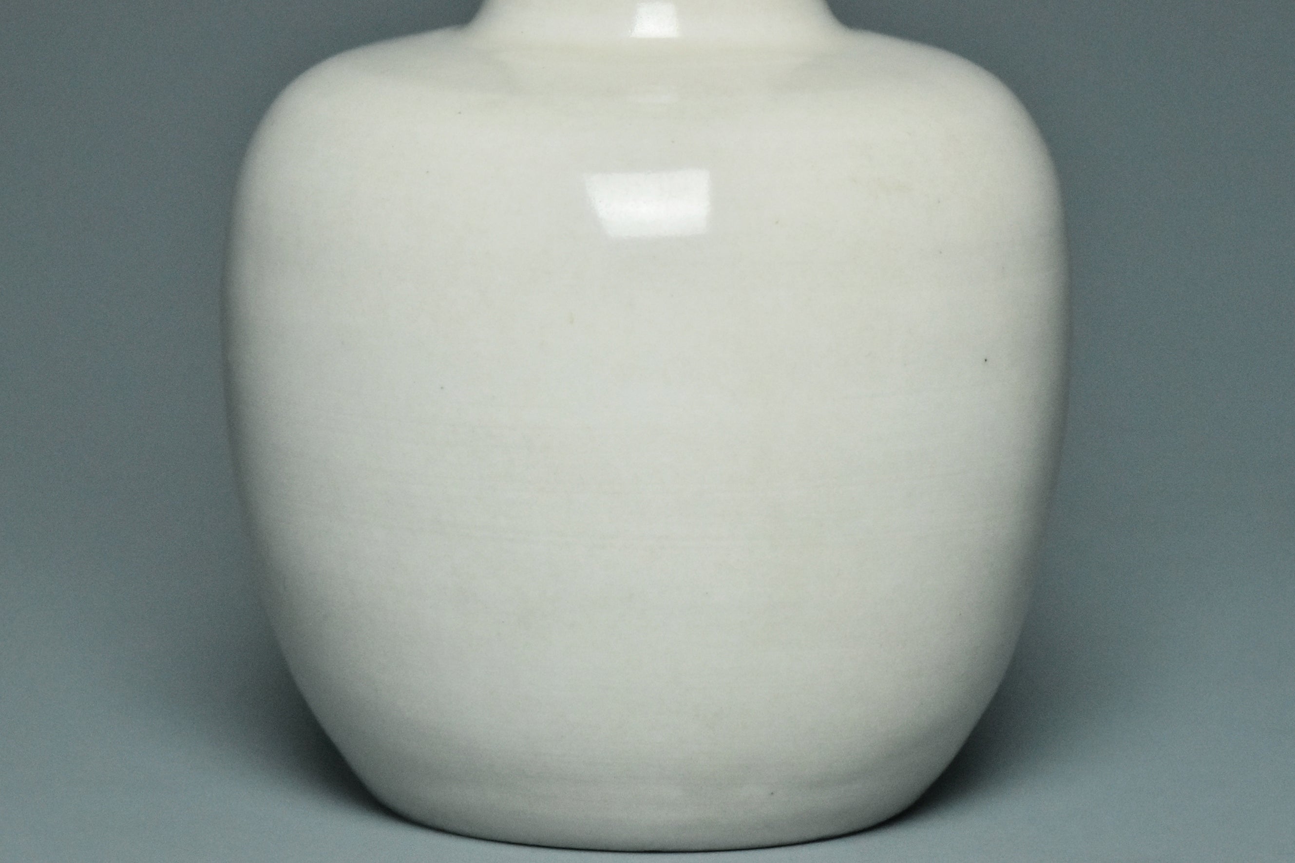 R018: Chinese Dingyao White Glazed Vase Song Dynasty Style