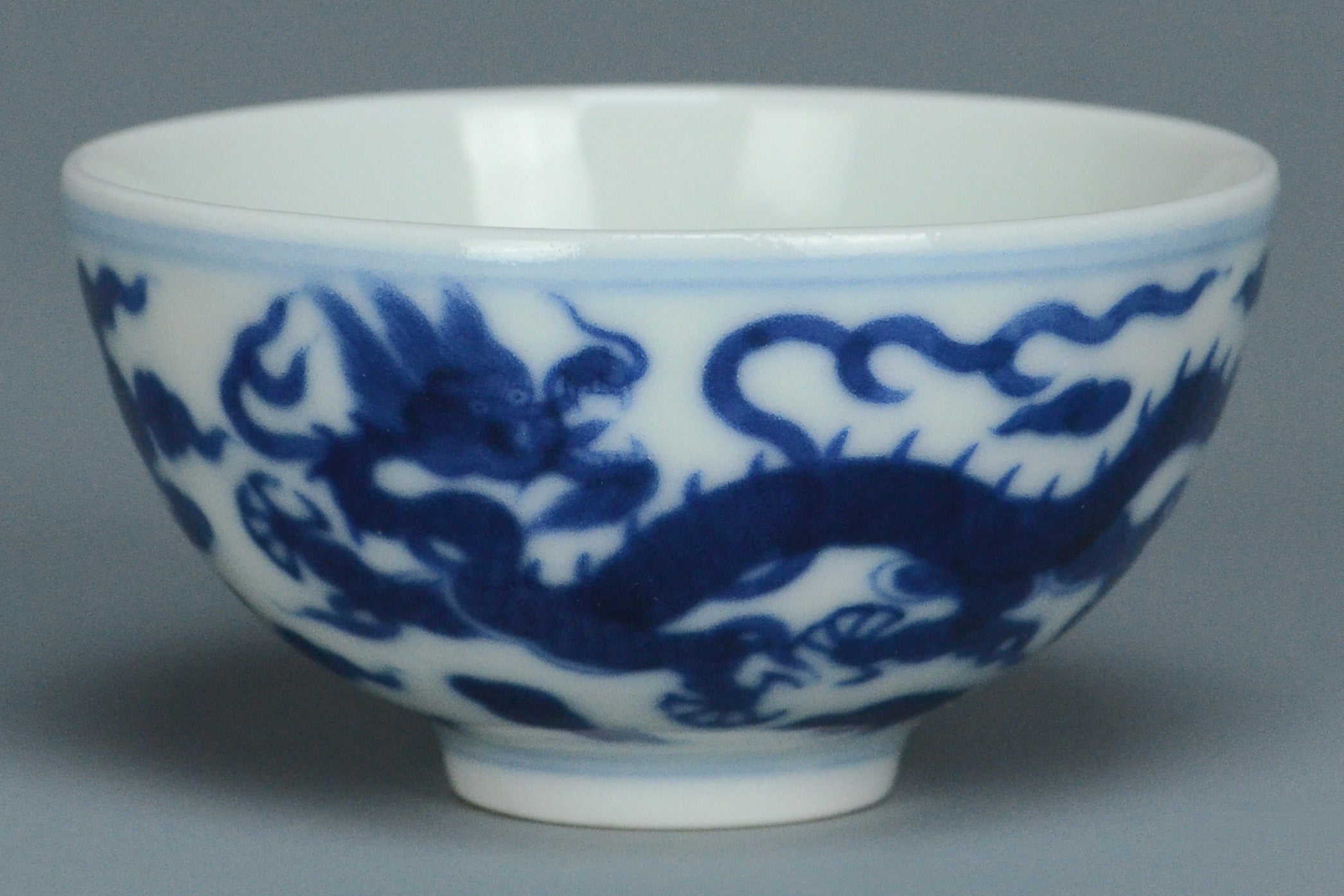 R097: Chinese Dragon Bowl Qianlong Mark Qing Dynasty Style