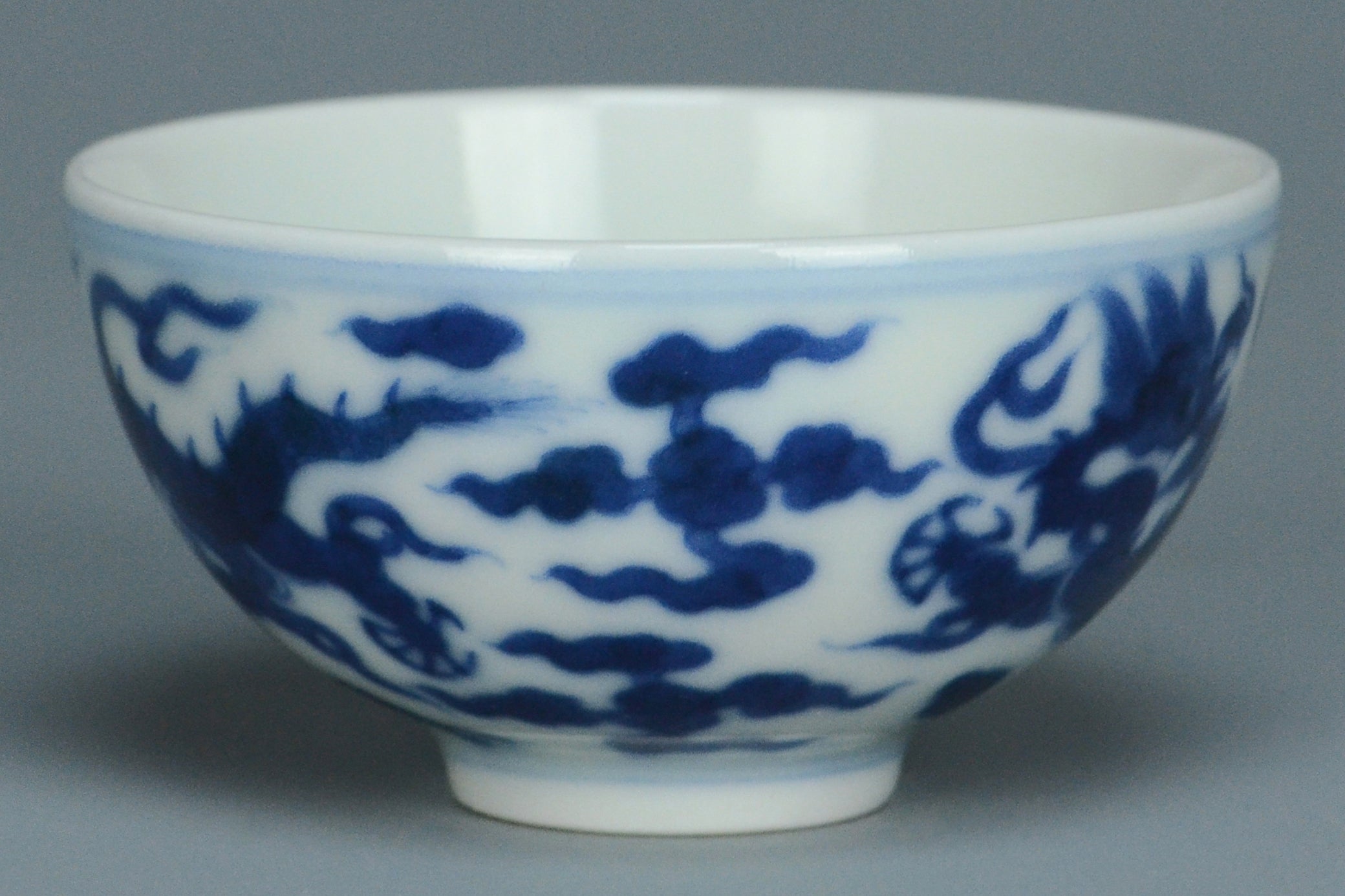 R097: Chinese Dragon Bowl Qianlong Mark Qing Dynasty Style