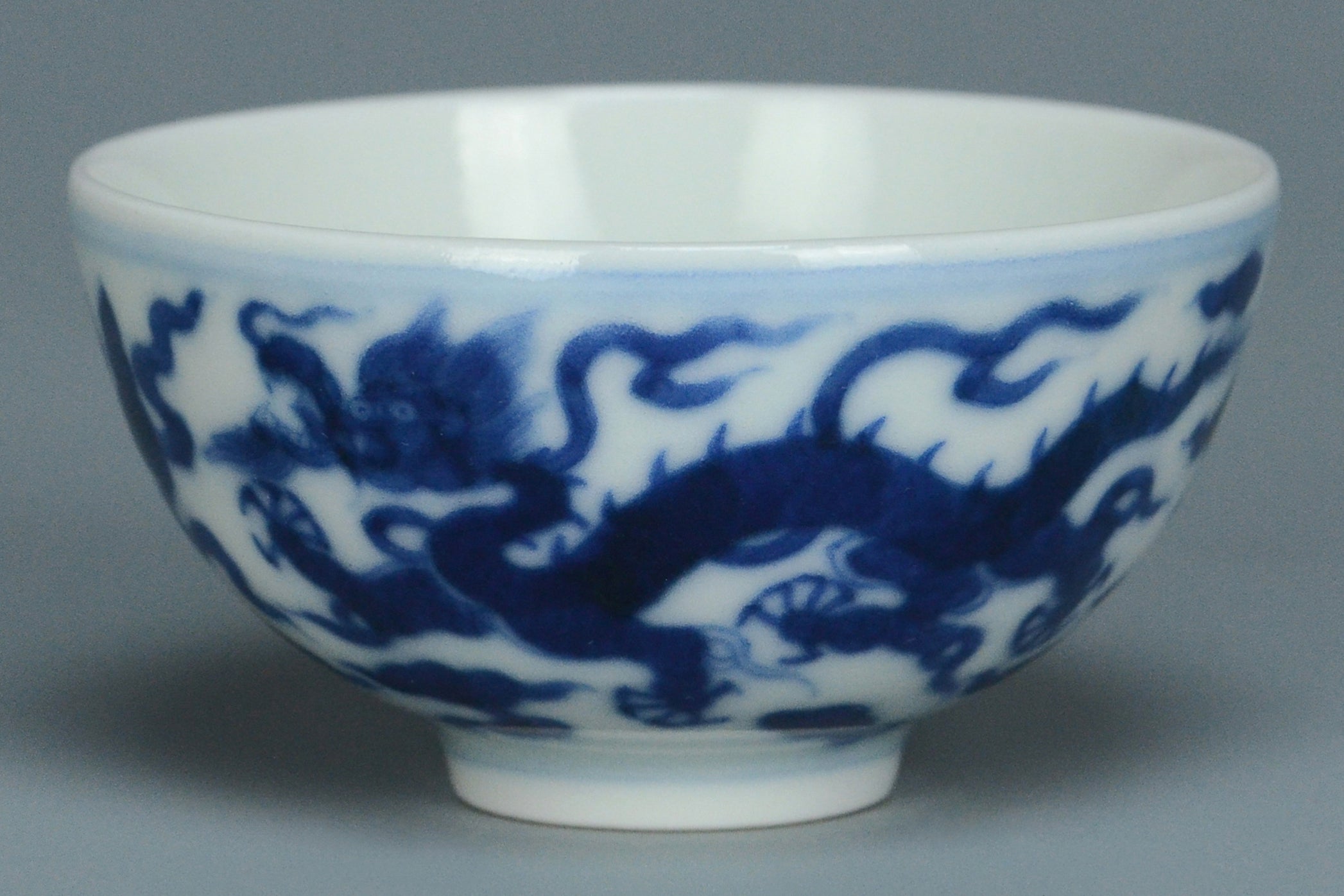 R097: Chinese Dragon Bowl Qianlong Mark Qing Dynasty Style