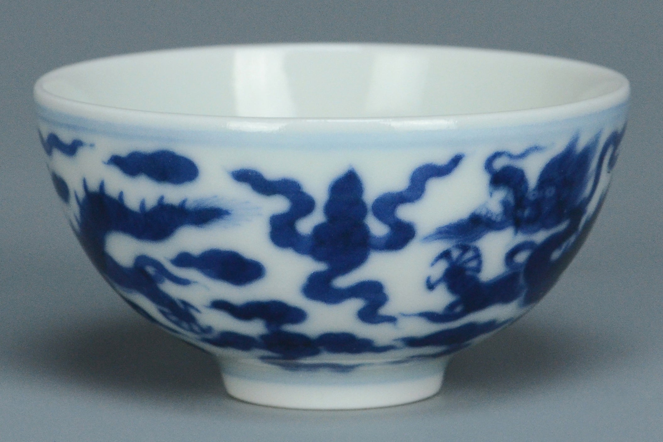 R097: Chinese Dragon Bowl Qianlong Mark Qing Dynasty Style