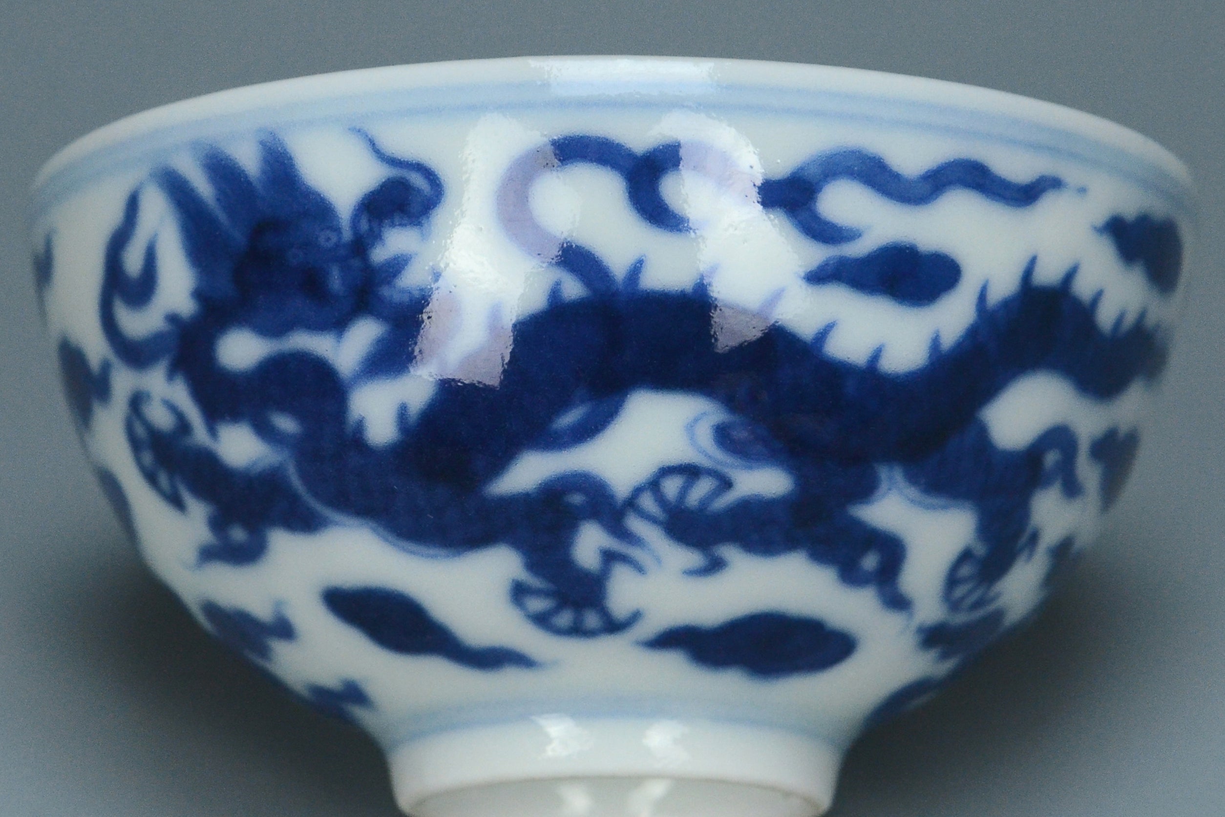 R097: Chinese Dragon Bowl Qianlong Mark Qing Dynasty Style