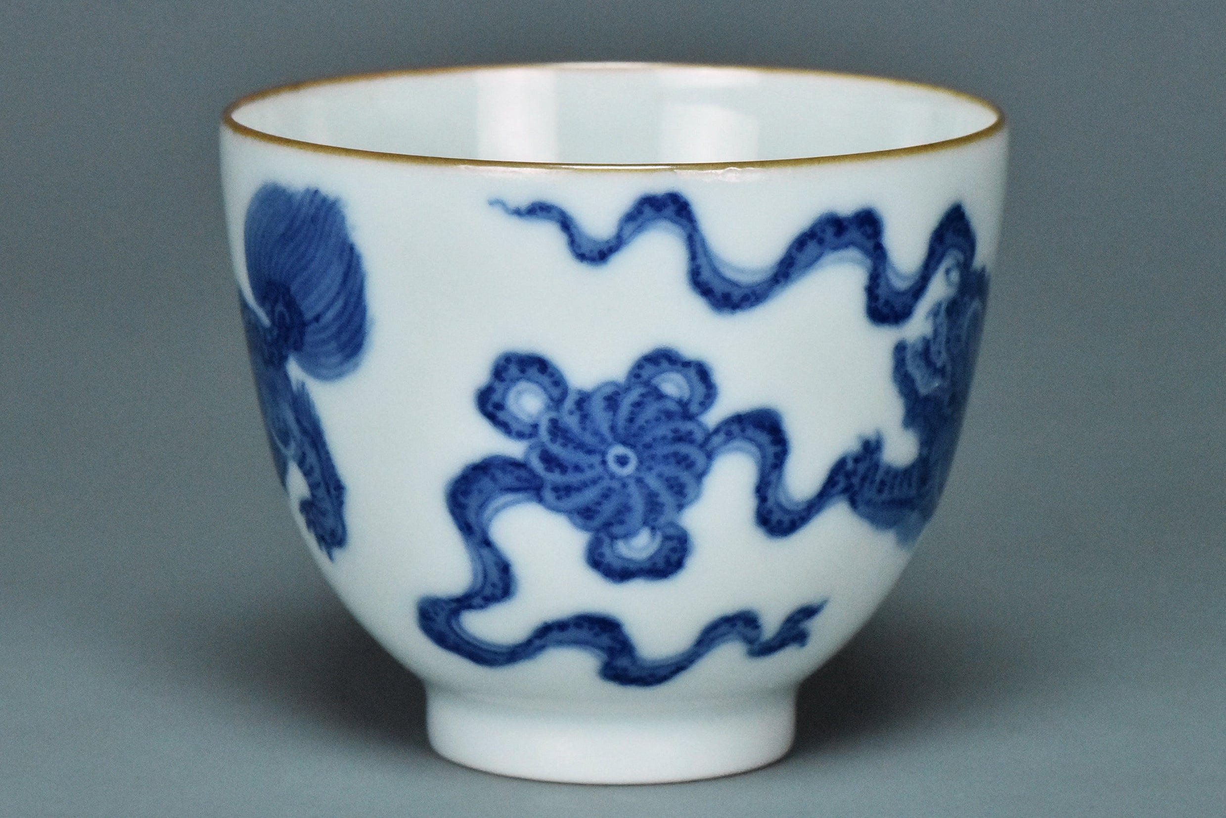R099: Chinese Blue and White Cup Qianlong Mark Qing Dynasty Style