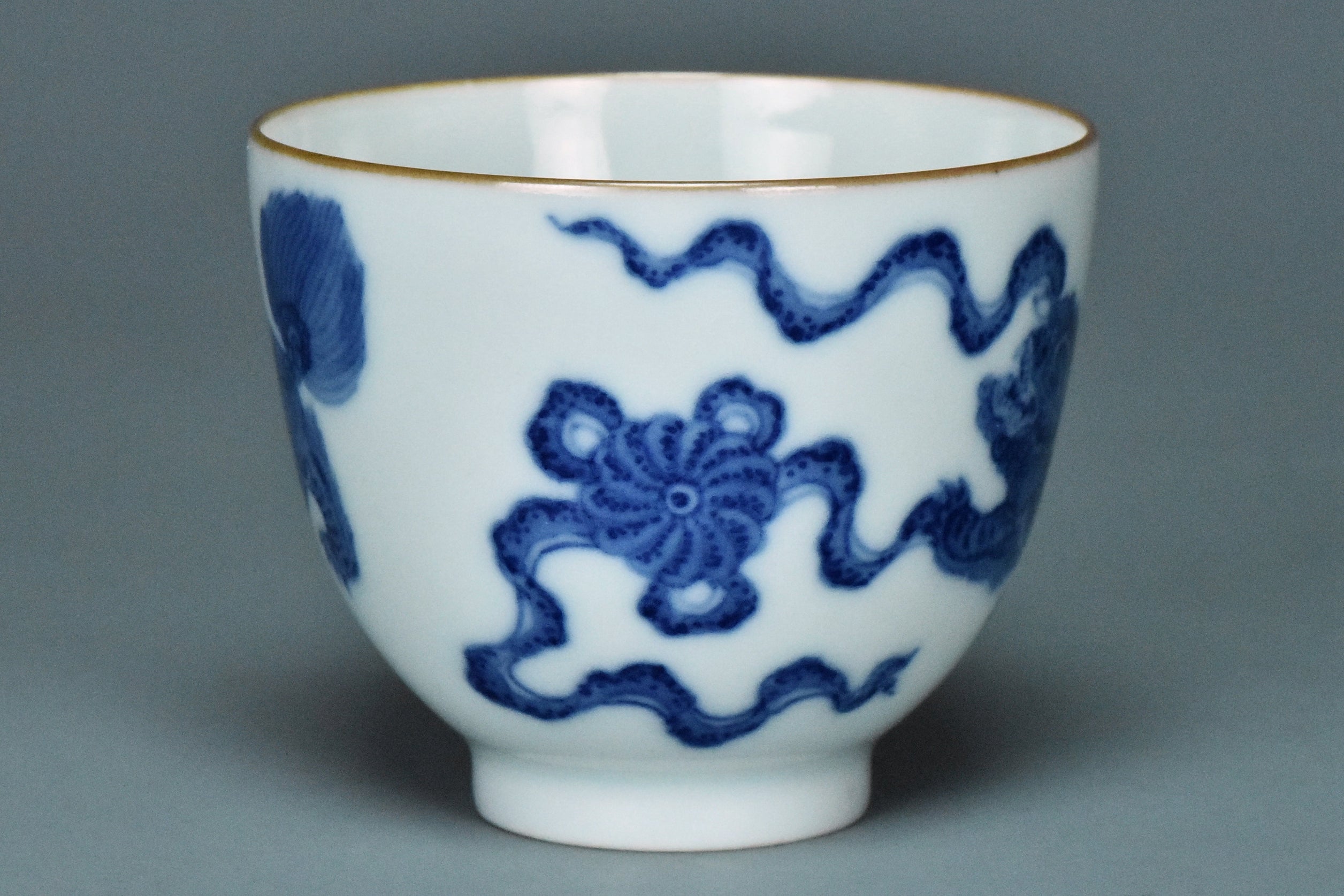R099: Chinese Blue and White Cup Qianlong Mark Qing Dynasty Style