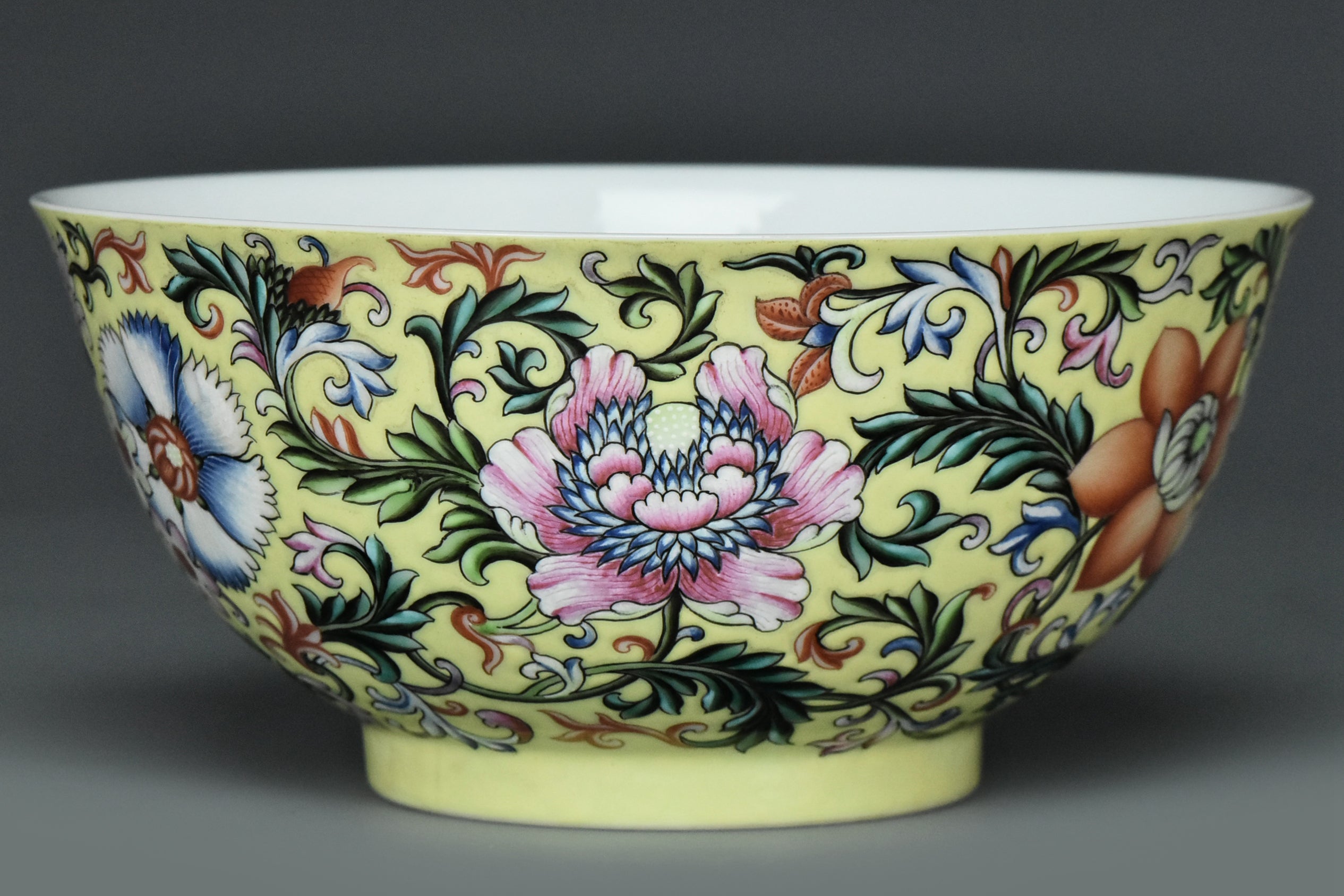 R334: Chinese Famille Rose Bowl Jiaqing Mark Qing Dynasty Style