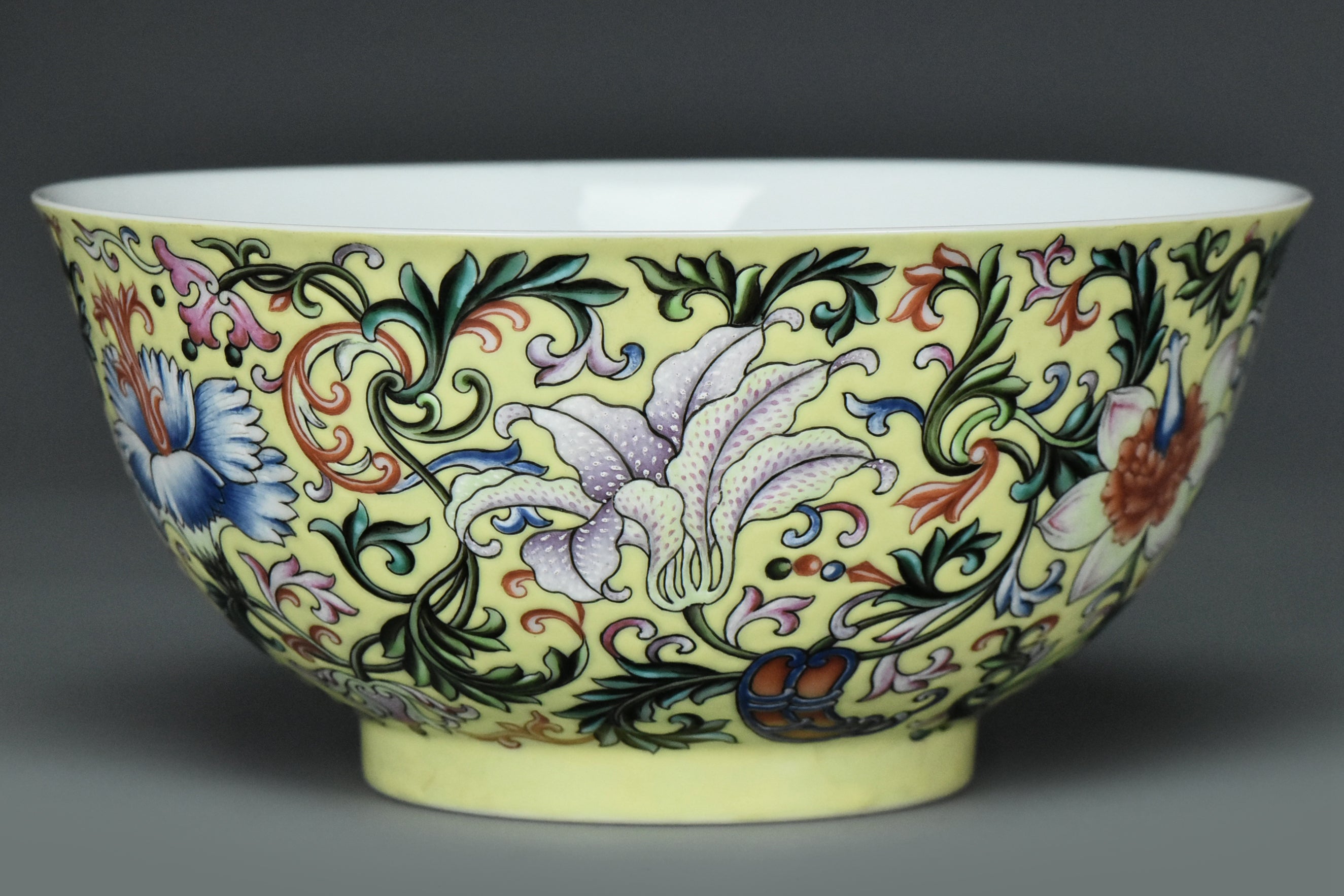 R334: Chinese Famille Rose Bowl Jiaqing Mark Qing Dynasty Style