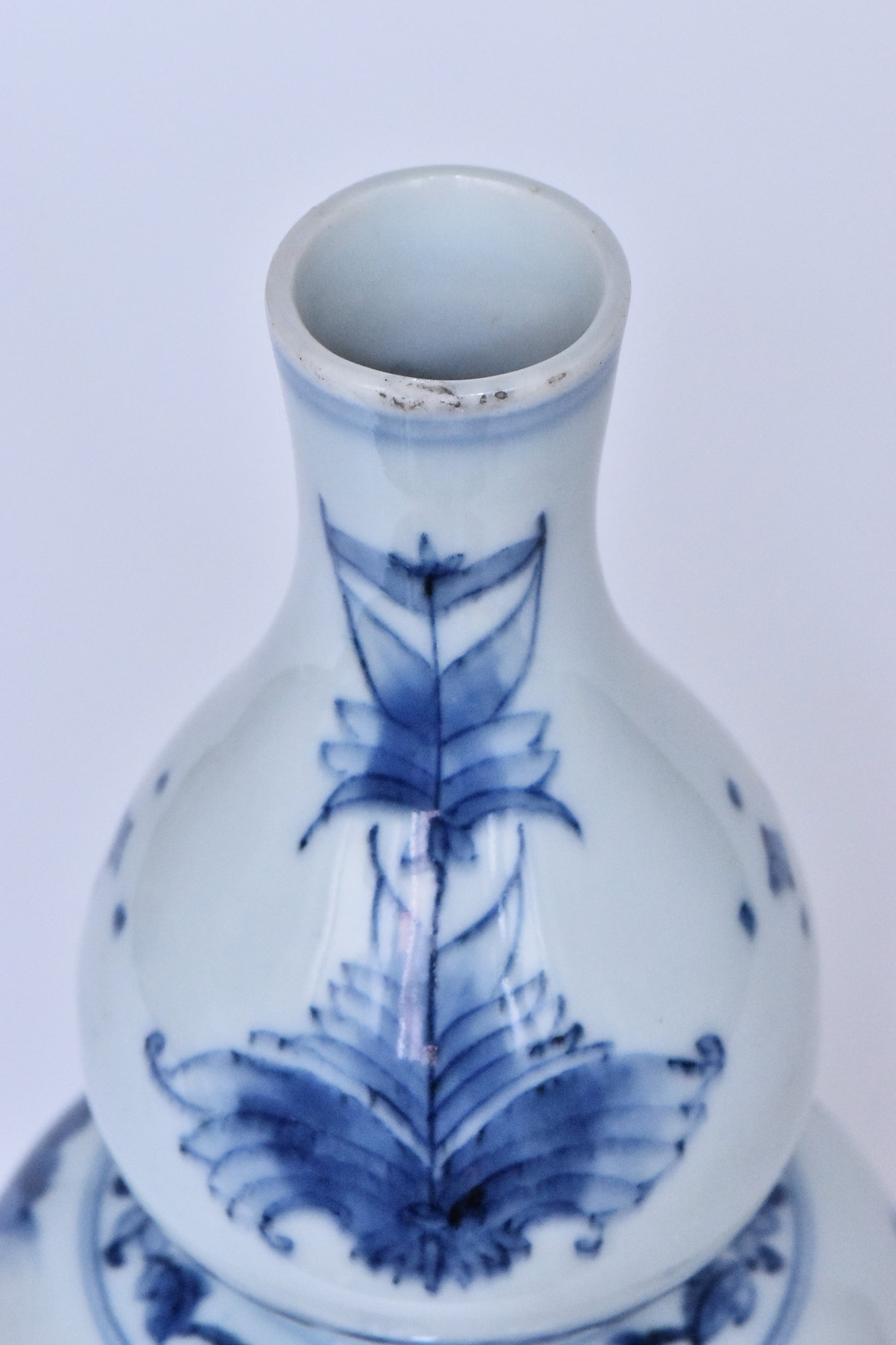 R405: Chinese Blue and White Vase Ming Chongzhen Style