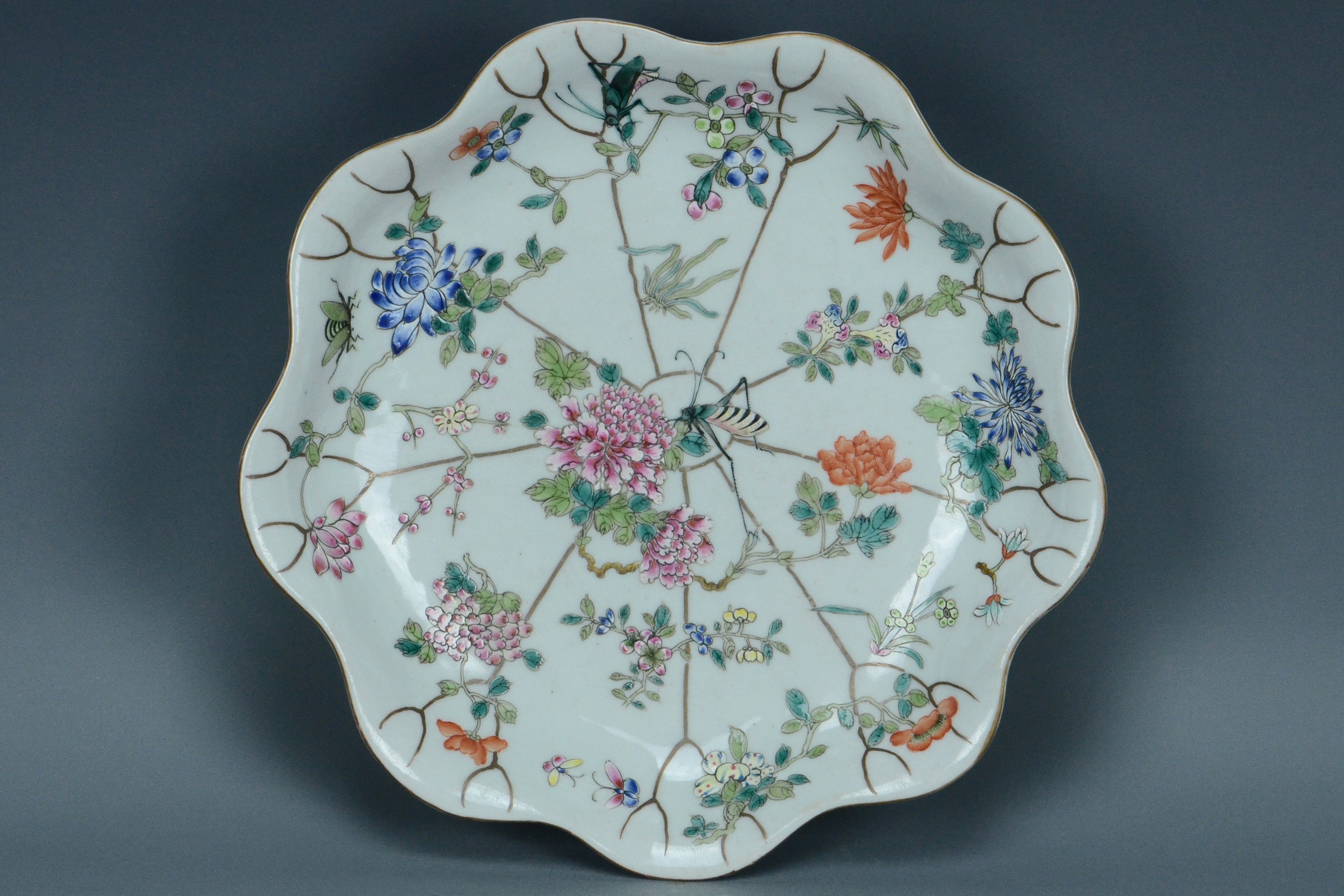 K355: A CHINESE QING DYNASTY STYLE FAMILLE ROSE DISH JIAQING MARK