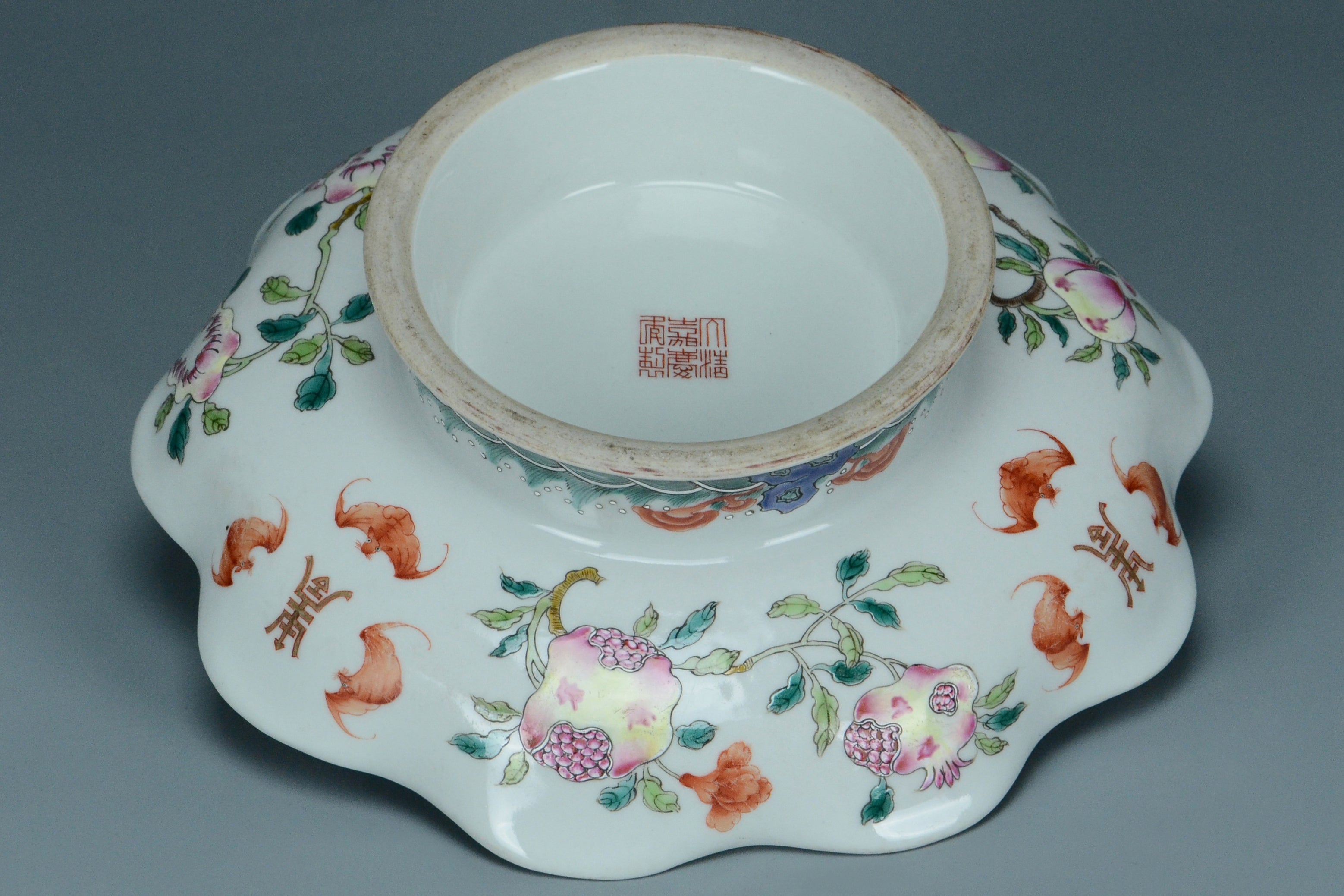 K355: A CHINESE QING DYNASTY STYLE FAMILLE ROSE DISH JIAQING MARK