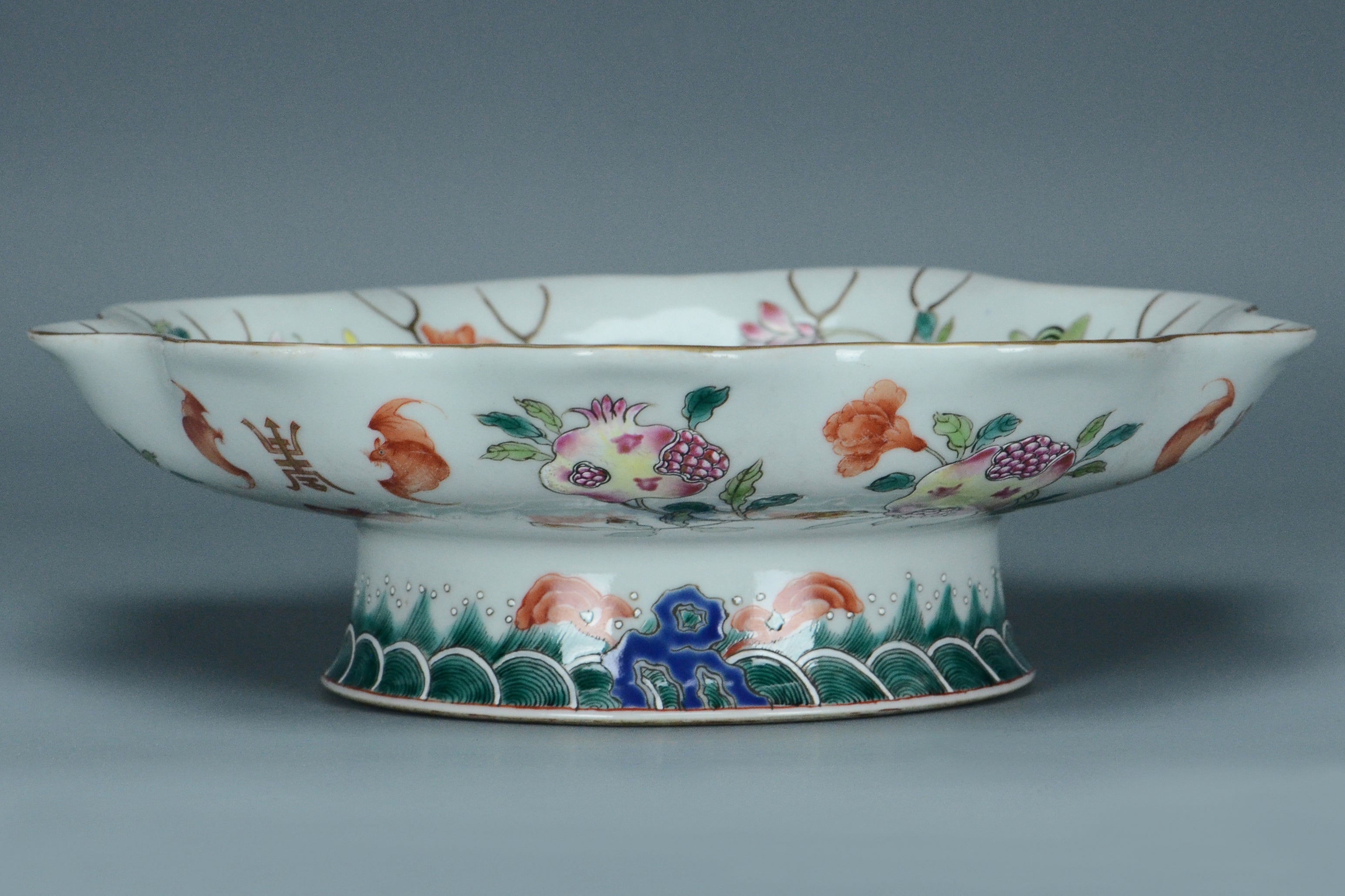 K355: A CHINESE QING DYNASTY STYLE FAMILLE ROSE DISH JIAQING MARK