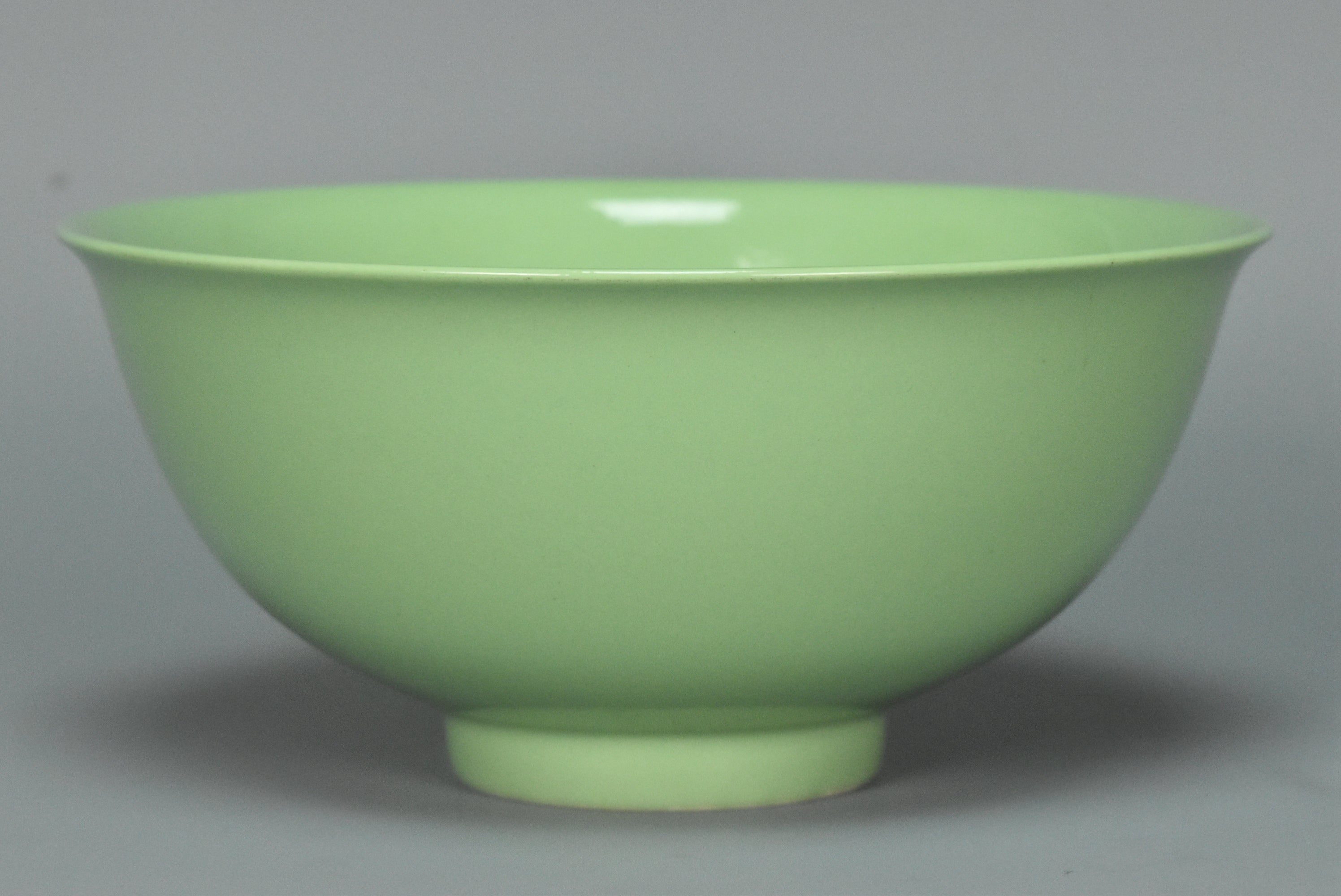 M161: A CHINESE QING DYNASTY STYLE GREEN GLAZED BOWL KANGXI MARK