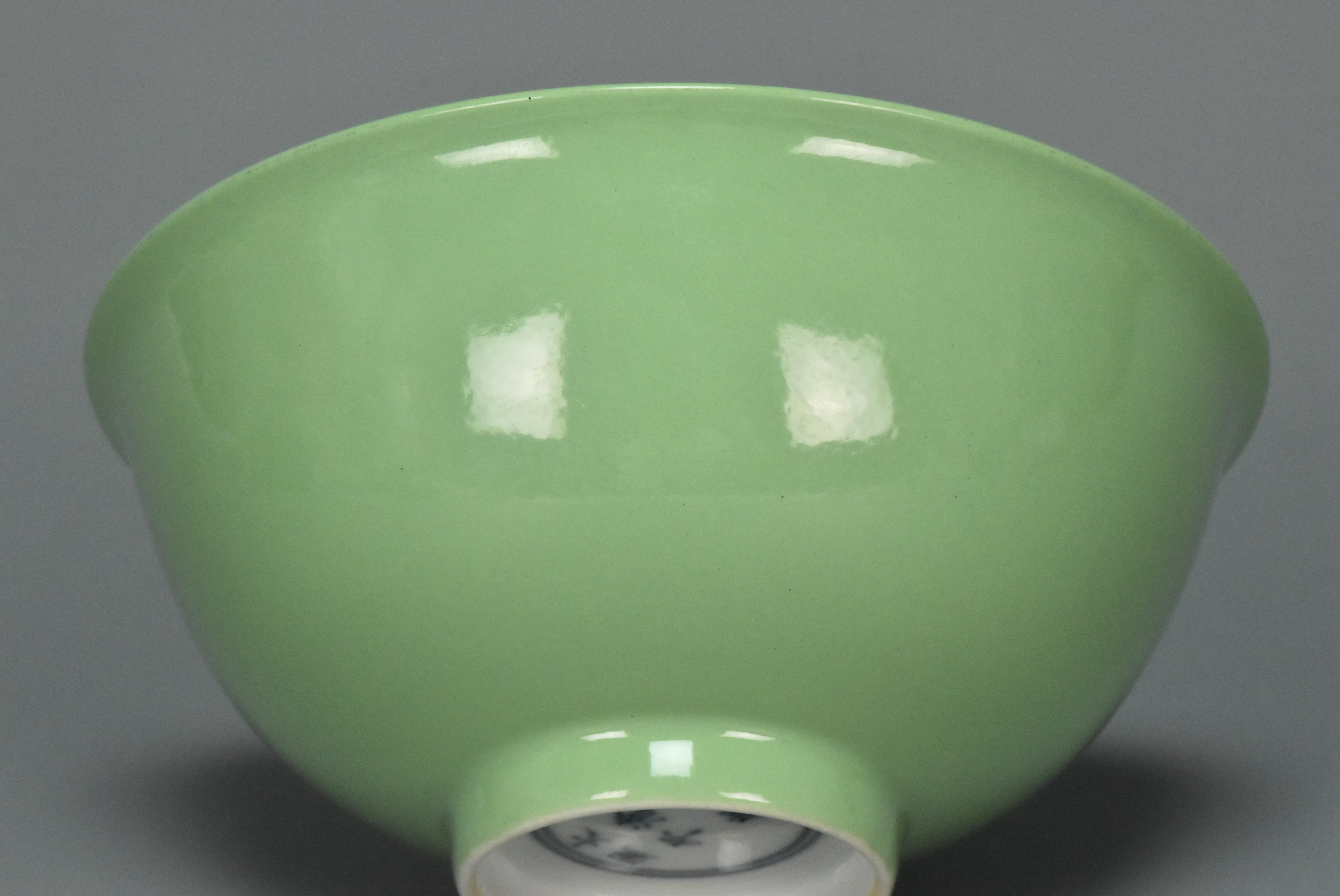 M161: A CHINESE QING DYNASTY STYLE GREEN GLAZED BOWL KANGXI MARK