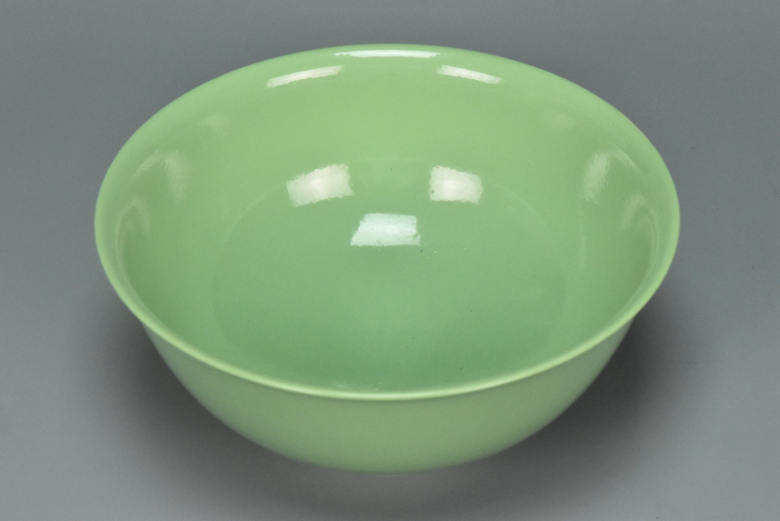 M161: A CHINESE QING DYNASTY STYLE GREEN GLAZED BOWL KANGXI MARK