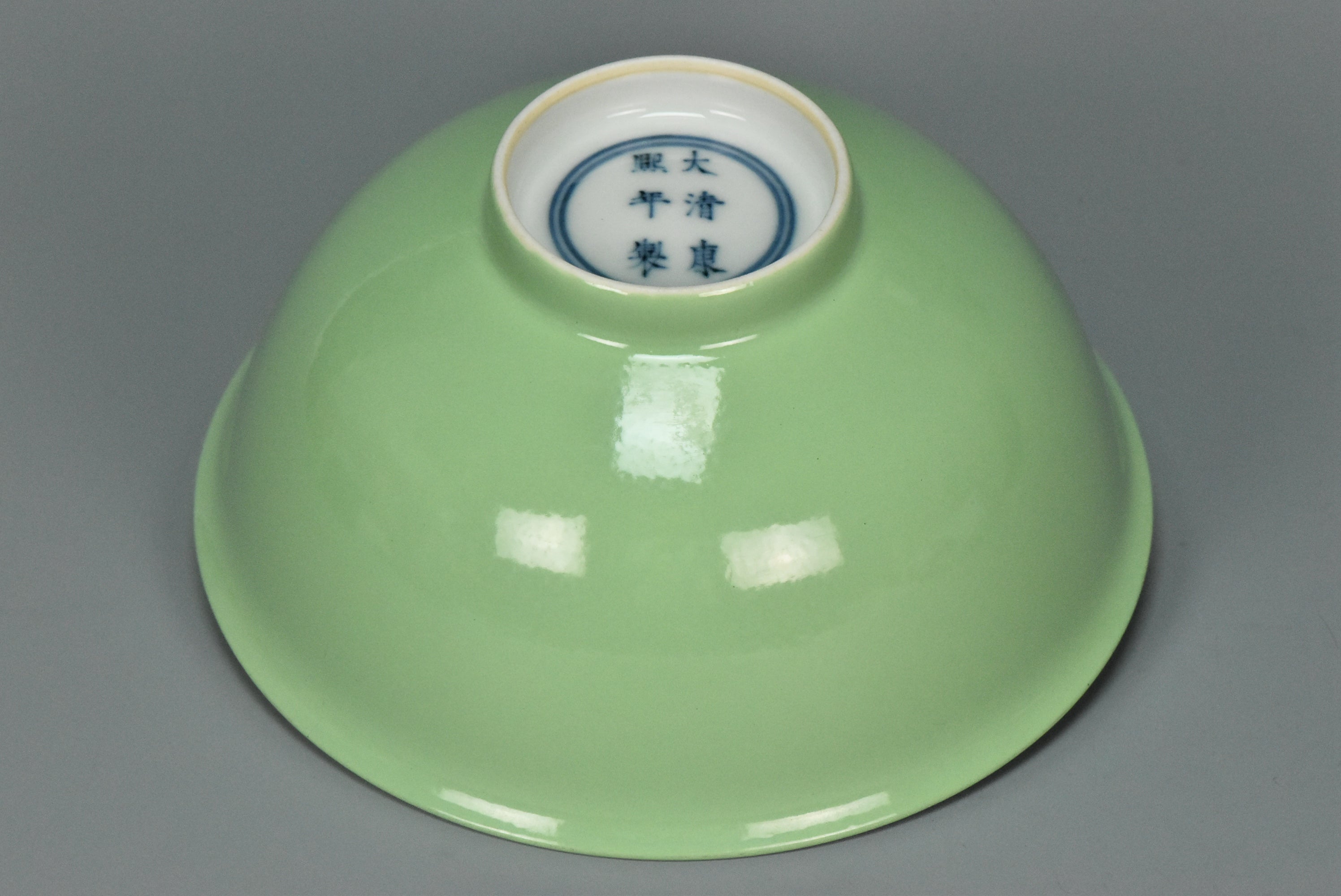 M161: A CHINESE QING DYNASTY STYLE GREEN GLAZED BOWL KANGXI MARK