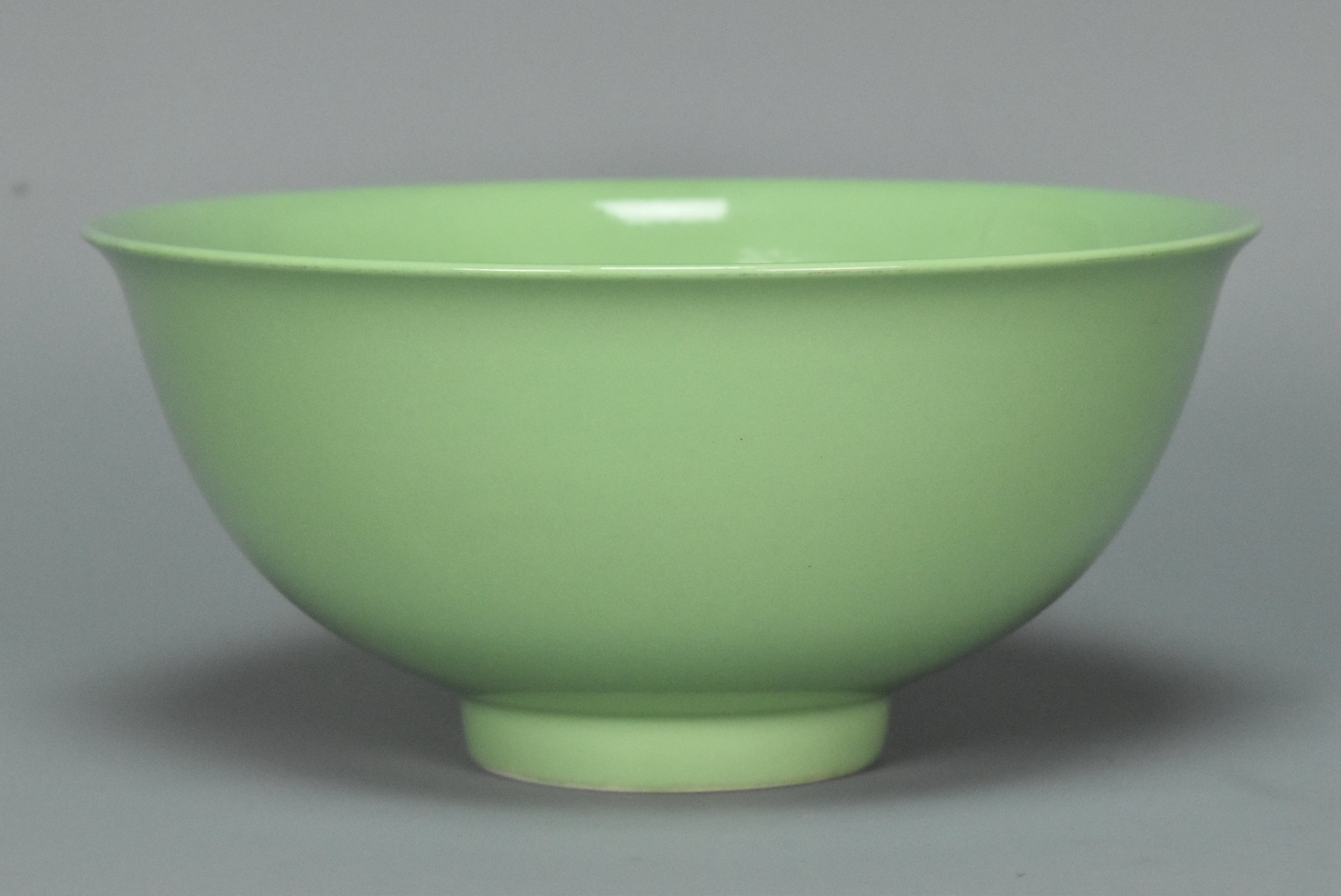 M161: A CHINESE QING DYNASTY STYLE GREEN GLAZED BOWL KANGXI MARK