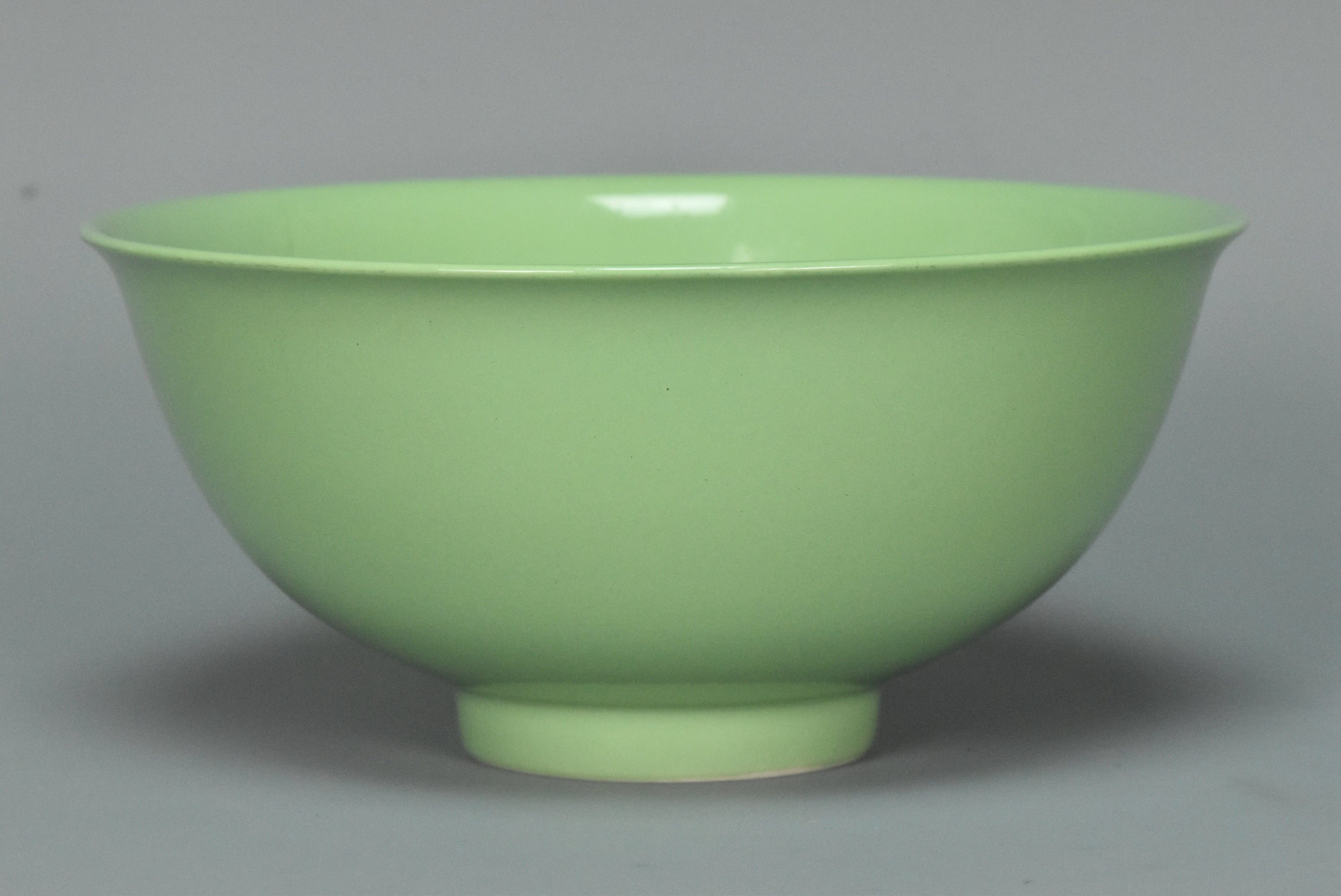 M161: A CHINESE QING DYNASTY STYLE GREEN GLAZED BOWL KANGXI MARK