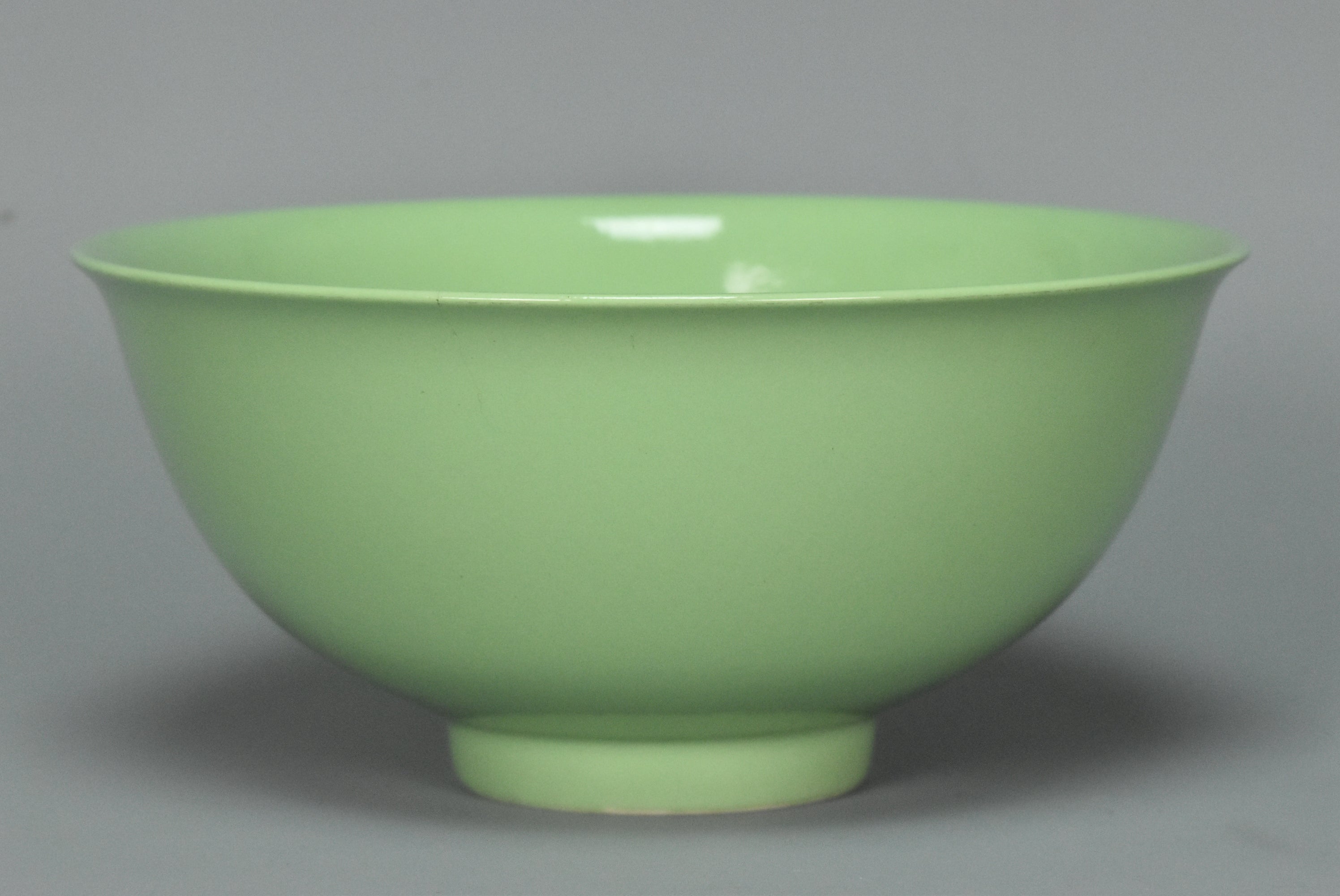 M161: A CHINESE QING DYNASTY STYLE GREEN GLAZED BOWL KANGXI MARK