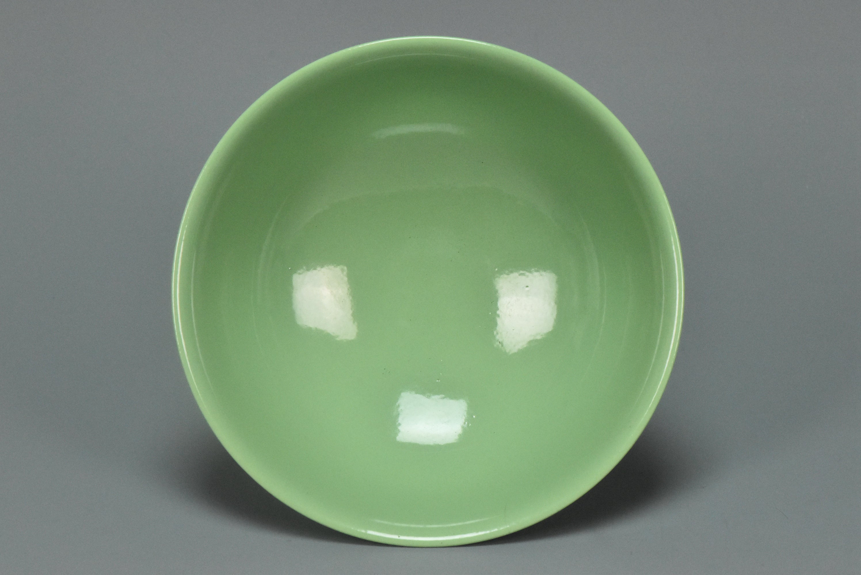 M161: A CHINESE QING DYNASTY STYLE GREEN GLAZED BOWL KANGXI MARK