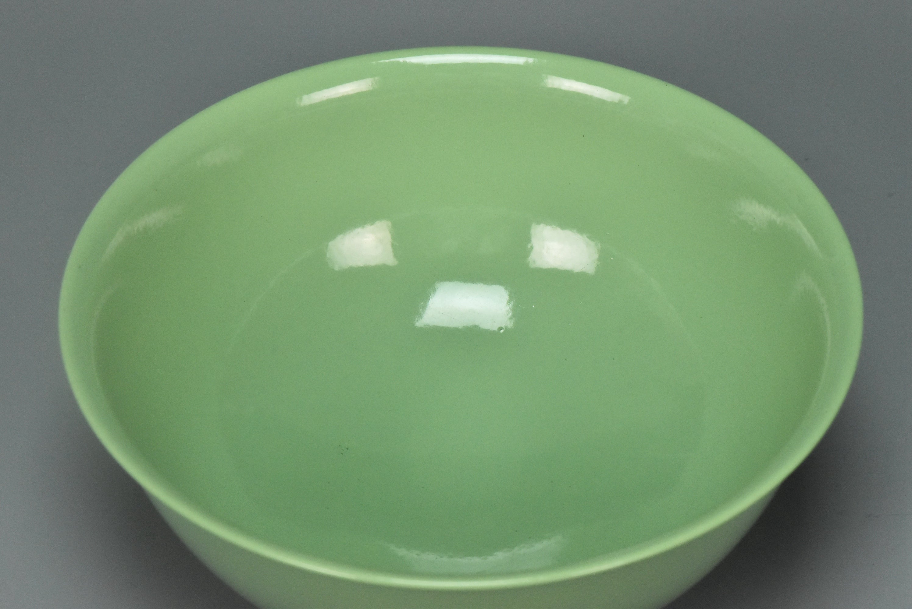 M161: A CHINESE QING DYNASTY STYLE GREEN GLAZED BOWL KANGXI MARK