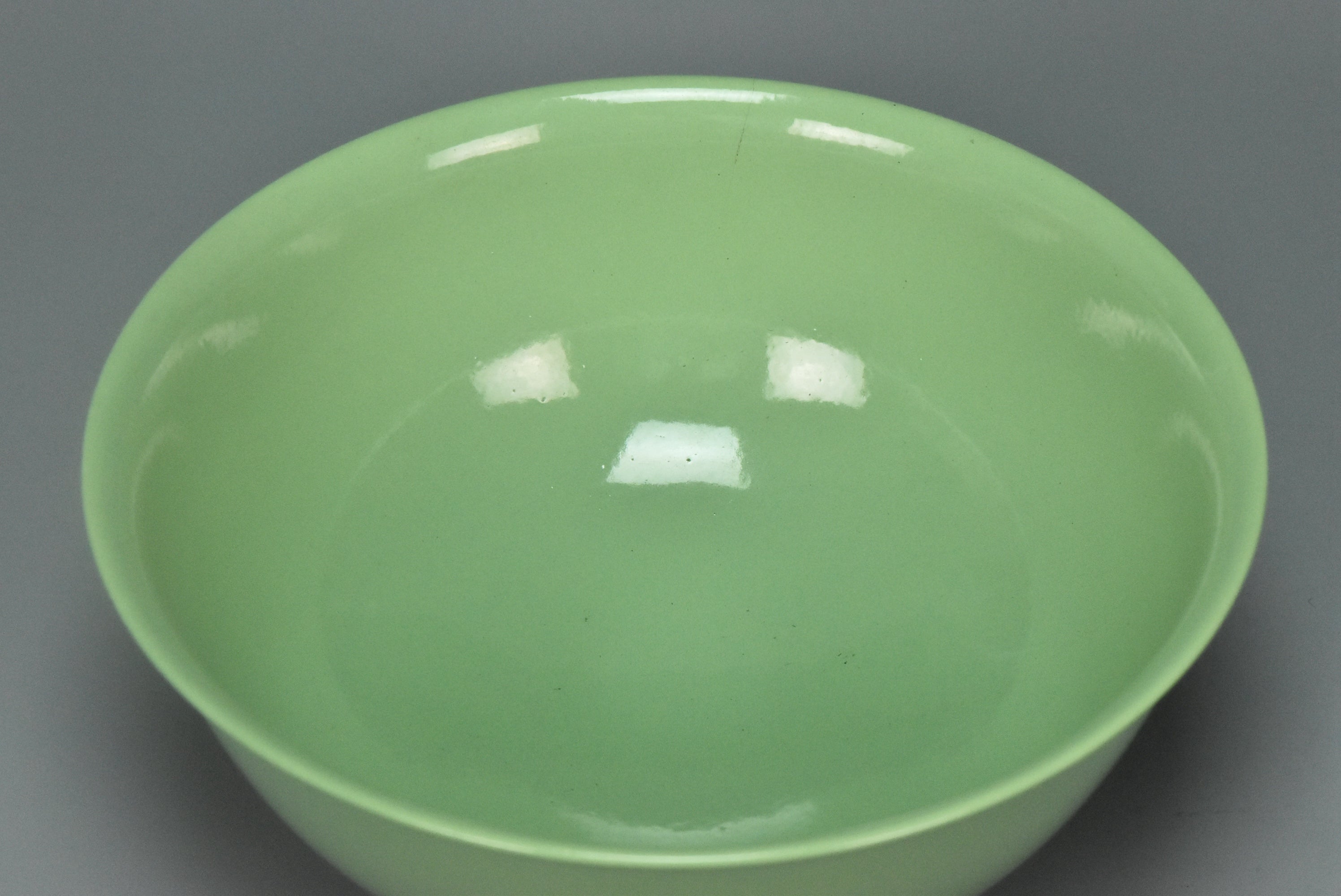 M161: A CHINESE QING DYNASTY STYLE GREEN GLAZED BOWL KANGXI MARK