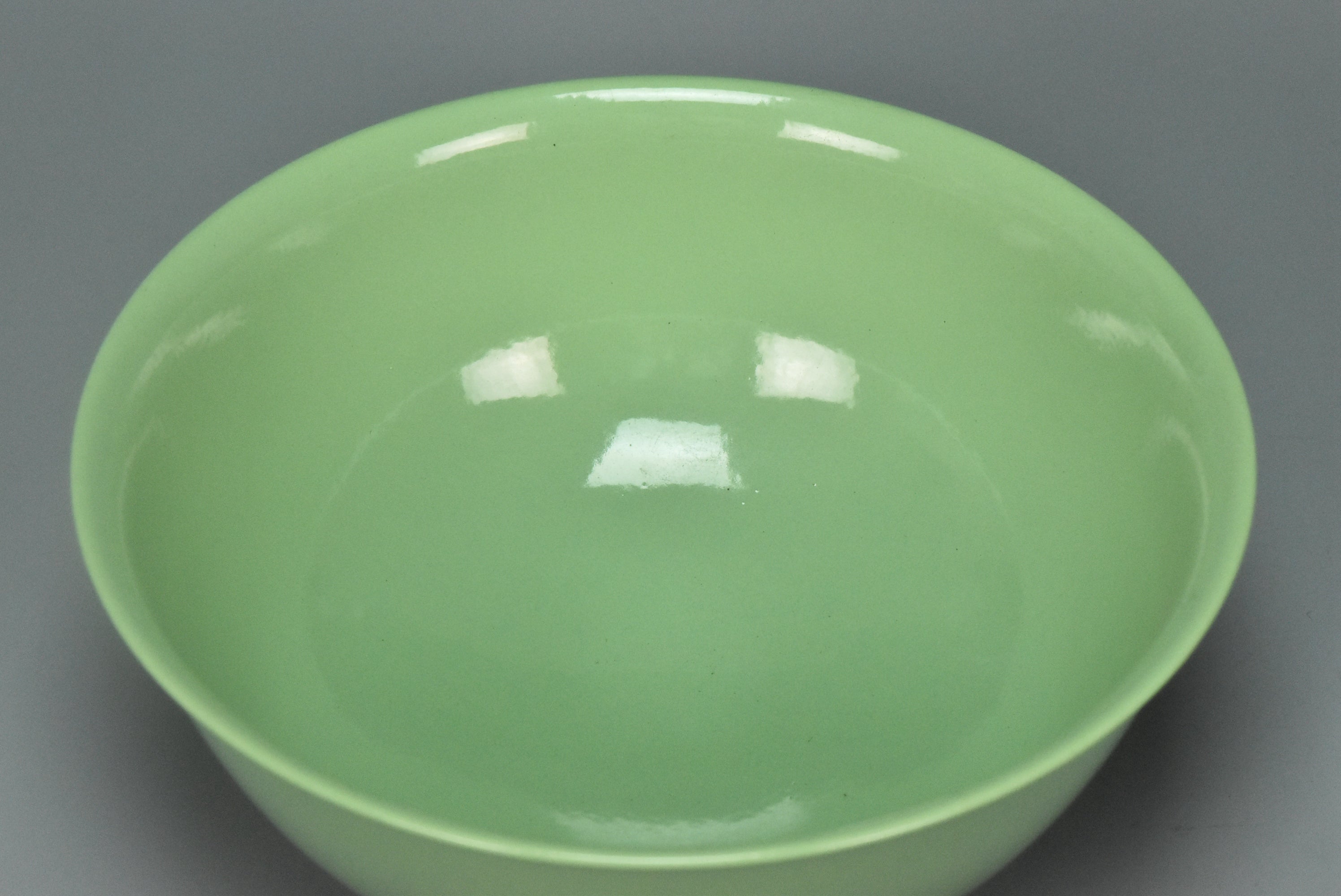 M161: A CHINESE QING DYNASTY STYLE GREEN GLAZED BOWL KANGXI MARK