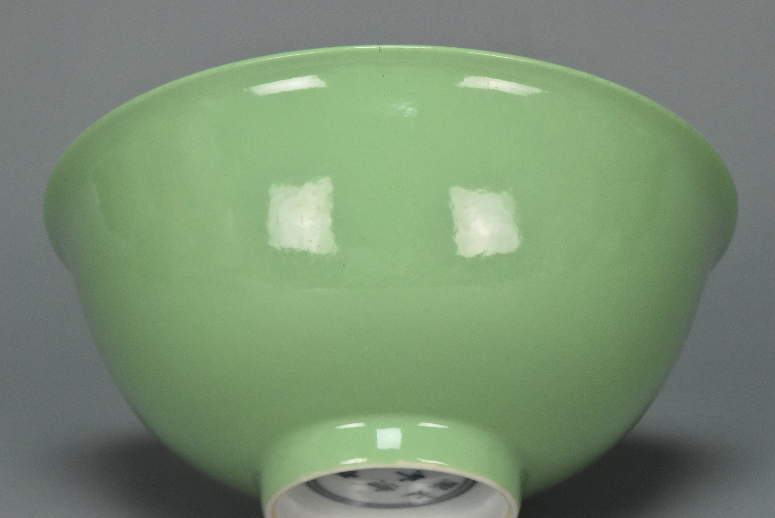 M161: A CHINESE QING DYNASTY STYLE GREEN GLAZED BOWL KANGXI MARK