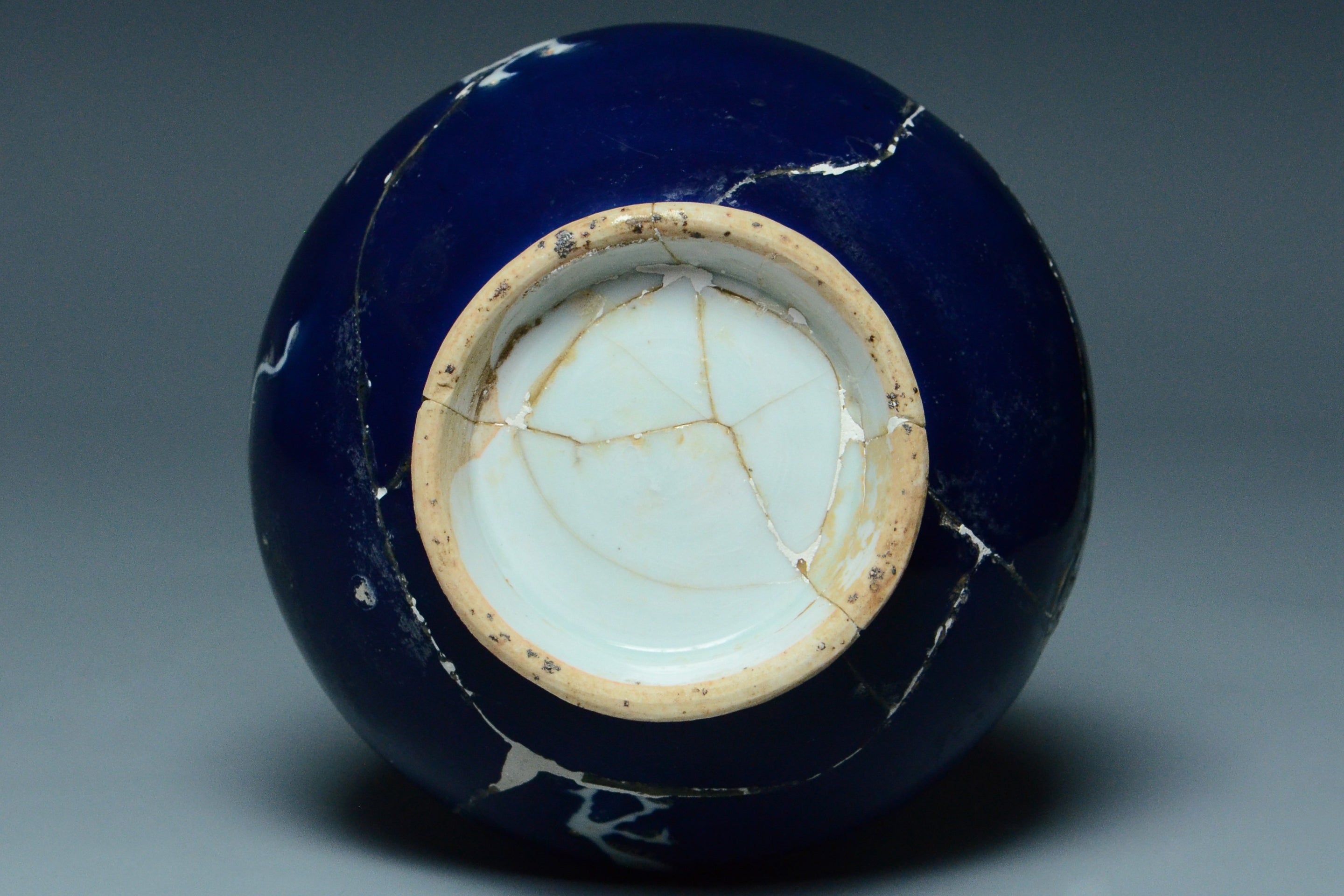 P279: A CHINESE YUAN DYNASTY STYLE BLUE GROUND DRAGON VASE