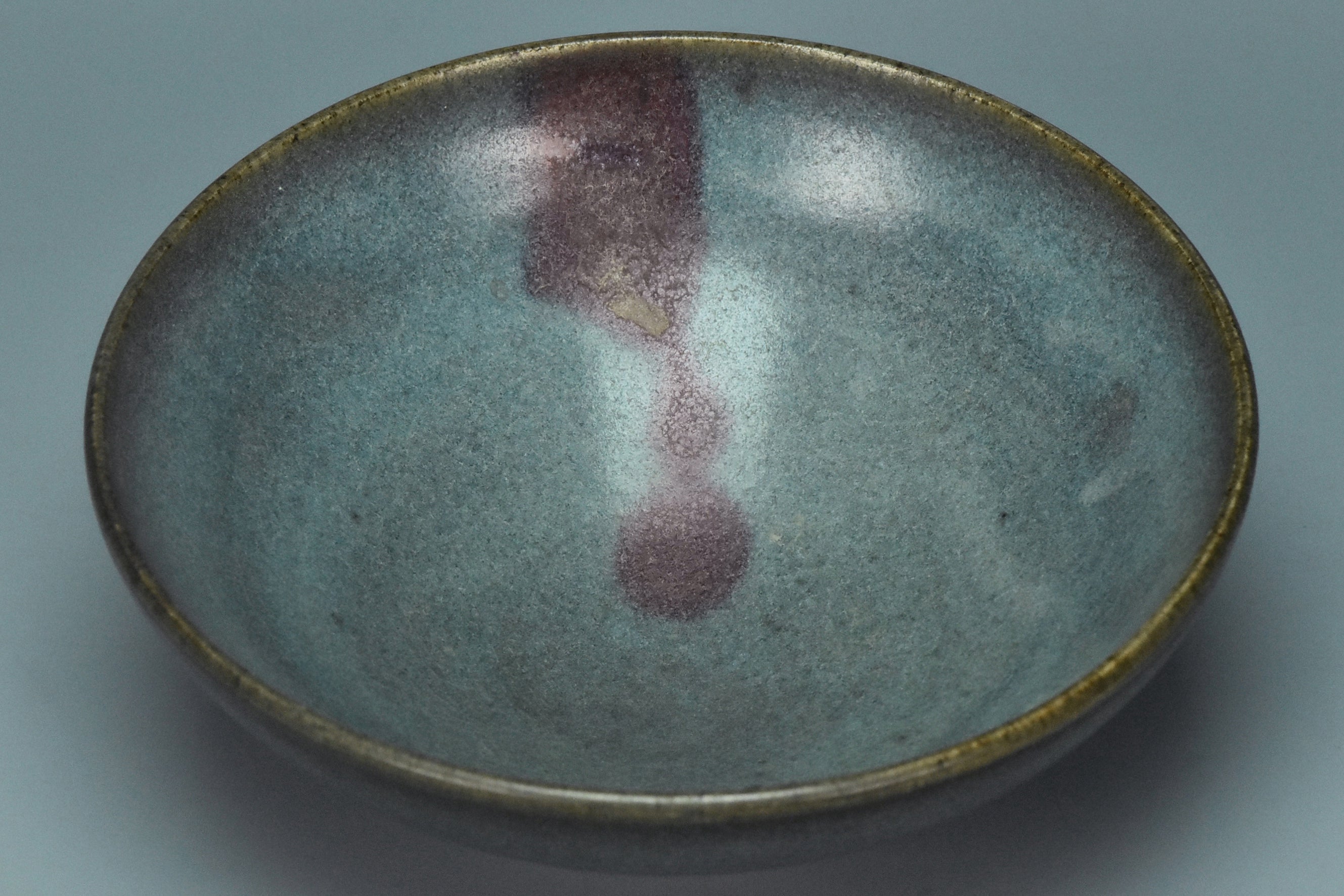 P847: A CHINESE YUAN DYNASTY STYLE JUNYAO PURPLE SPLASHED BOWL