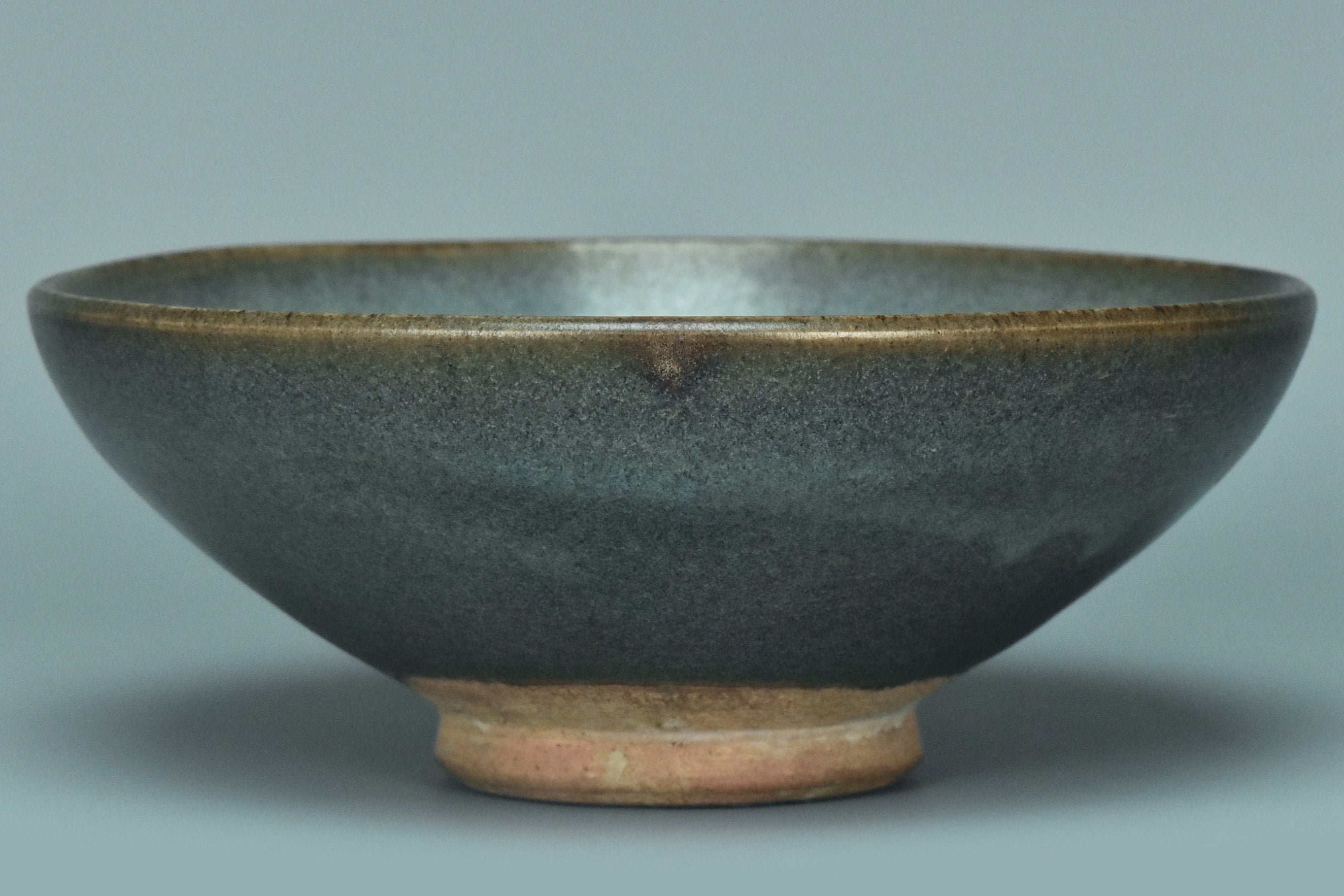 P847: A CHINESE YUAN DYNASTY STYLE JUNYAO PURPLE SPLASHED BOWL