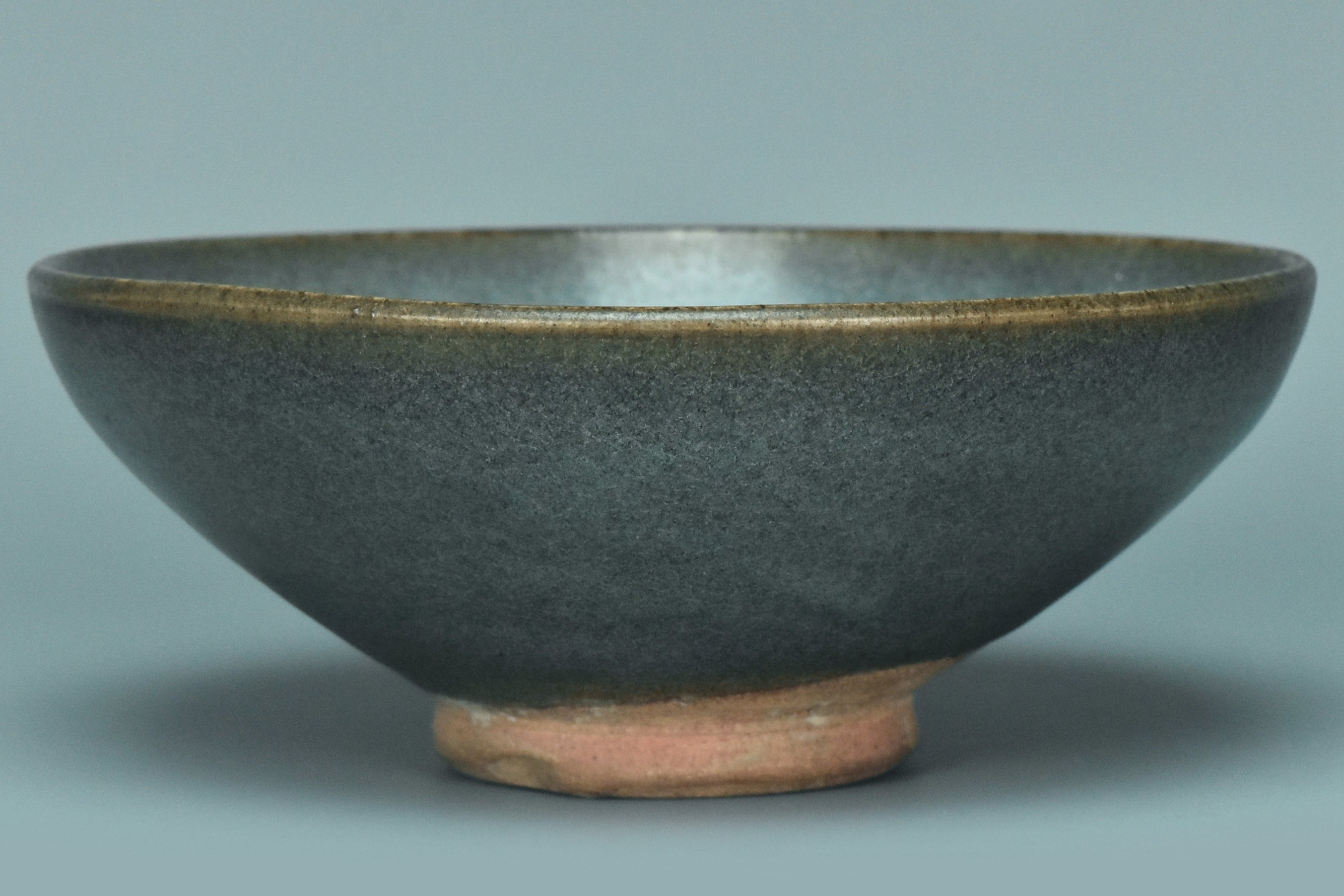 P847: A CHINESE YUAN DYNASTY STYLE JUNYAO PURPLE SPLASHED BOWL