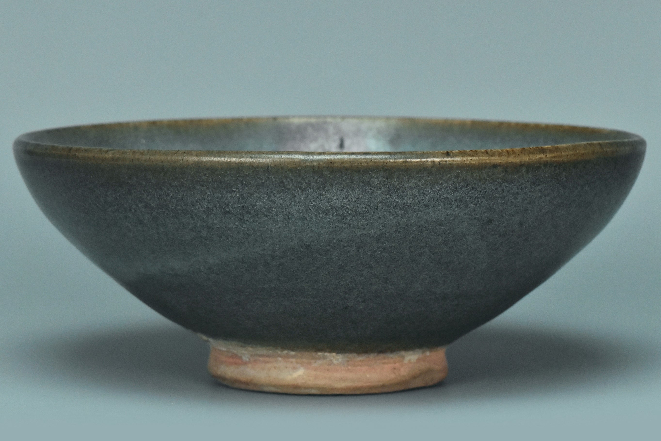 P847: A CHINESE YUAN DYNASTY STYLE JUNYAO PURPLE SPLASHED BOWL