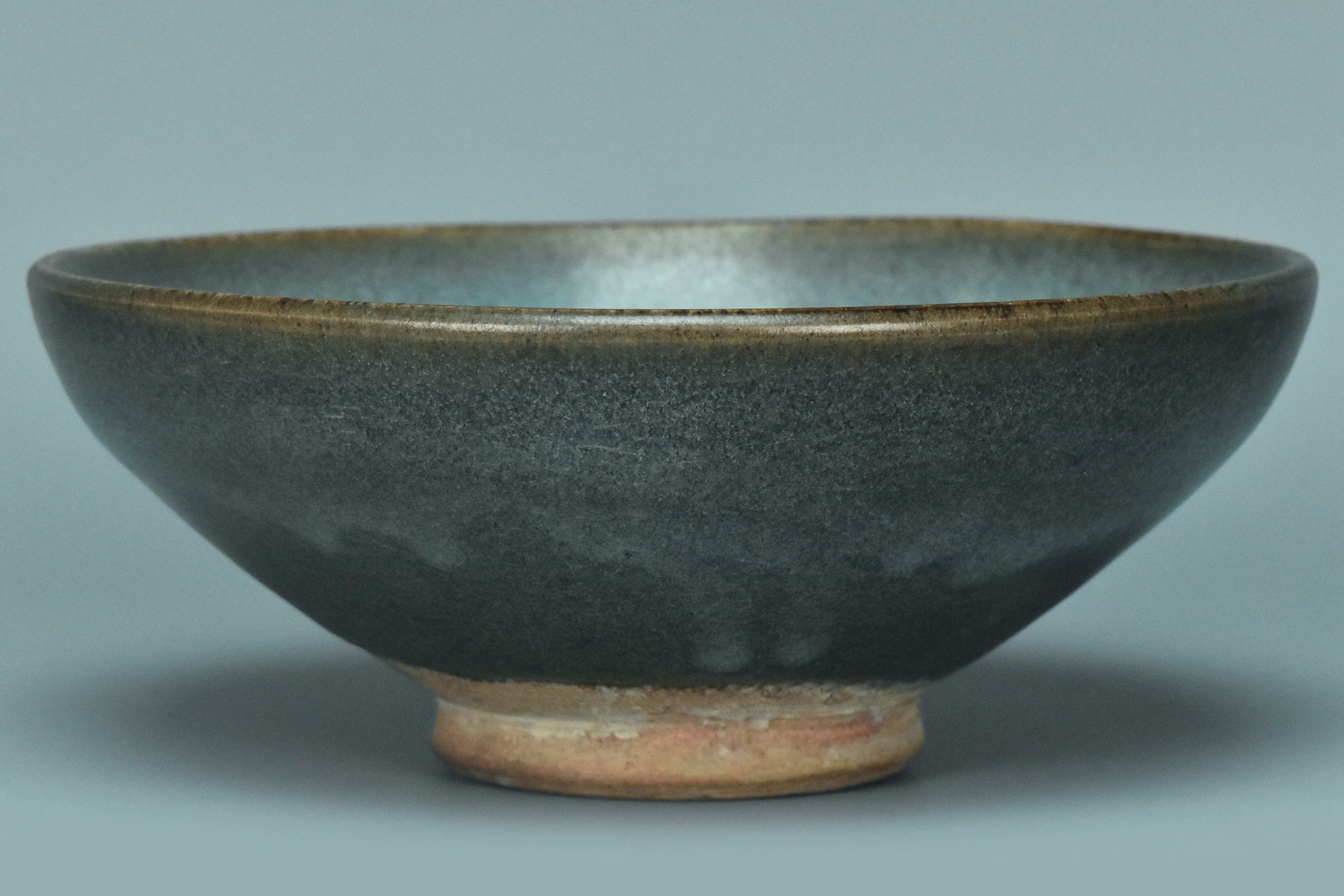 P847: A CHINESE YUAN DYNASTY STYLE JUNYAO PURPLE SPLASHED BOWL