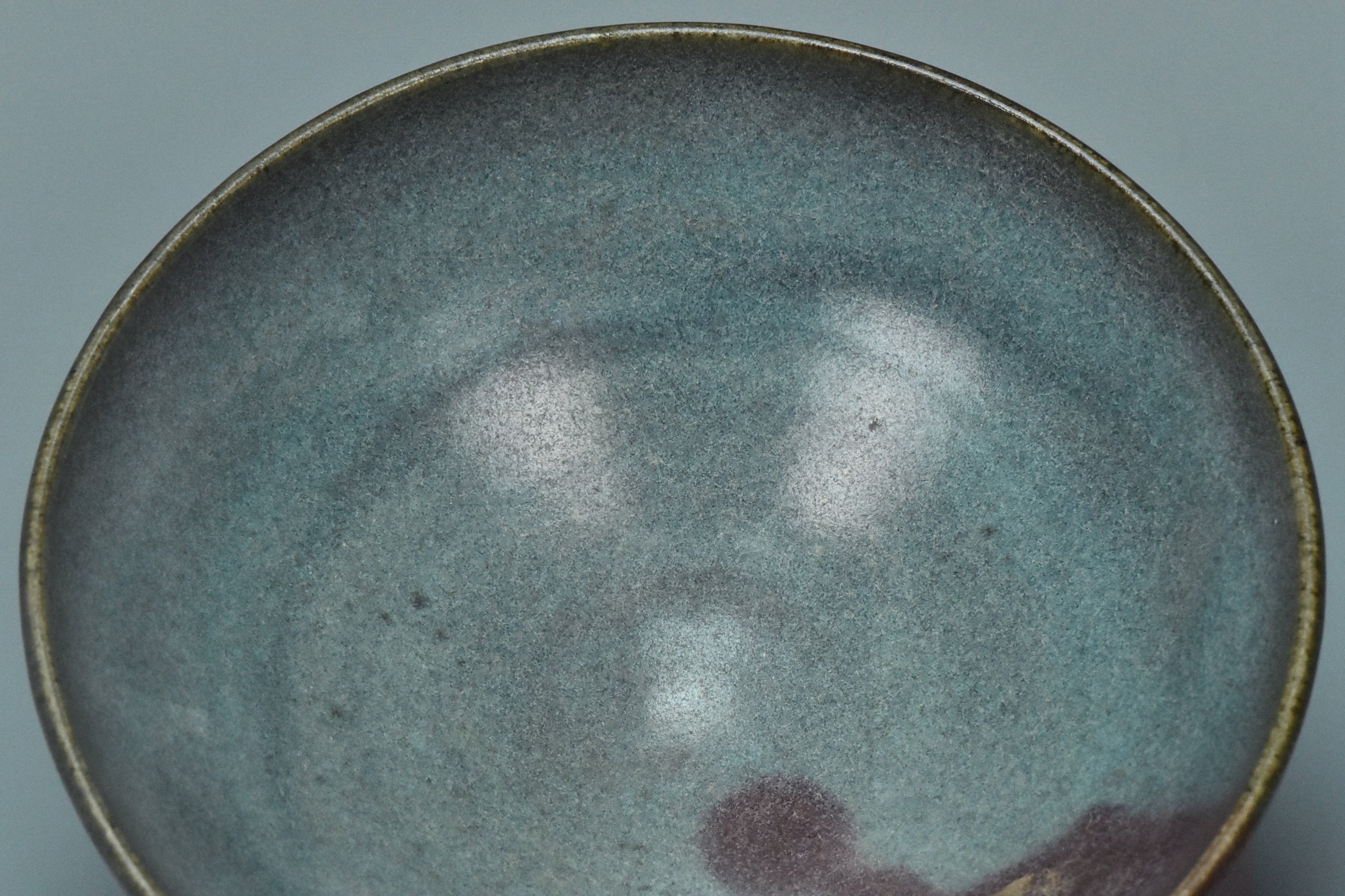 P847: A CHINESE YUAN DYNASTY STYLE JUNYAO PURPLE SPLASHED BOWL