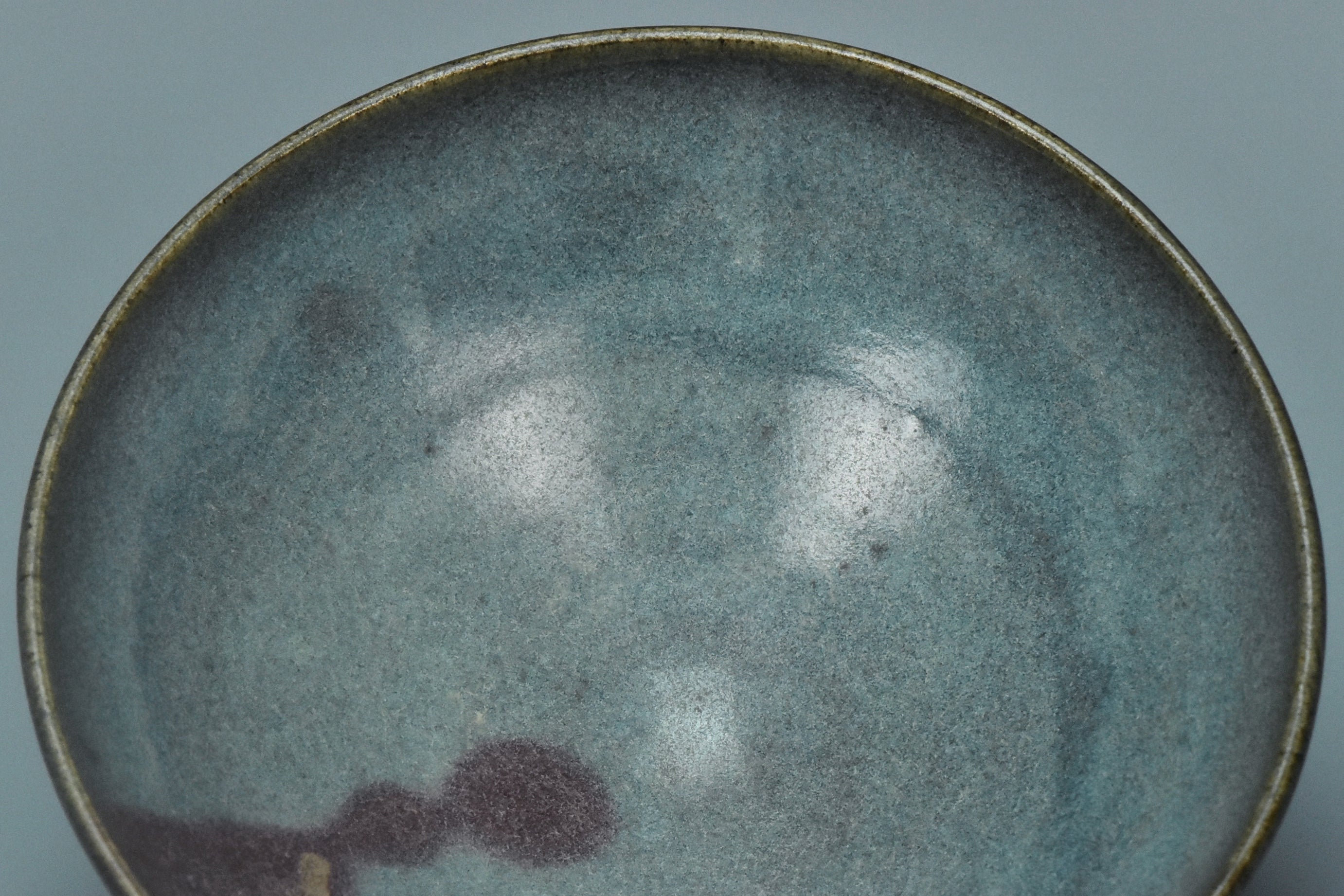 P847: A CHINESE YUAN DYNASTY STYLE JUNYAO PURPLE SPLASHED BOWL