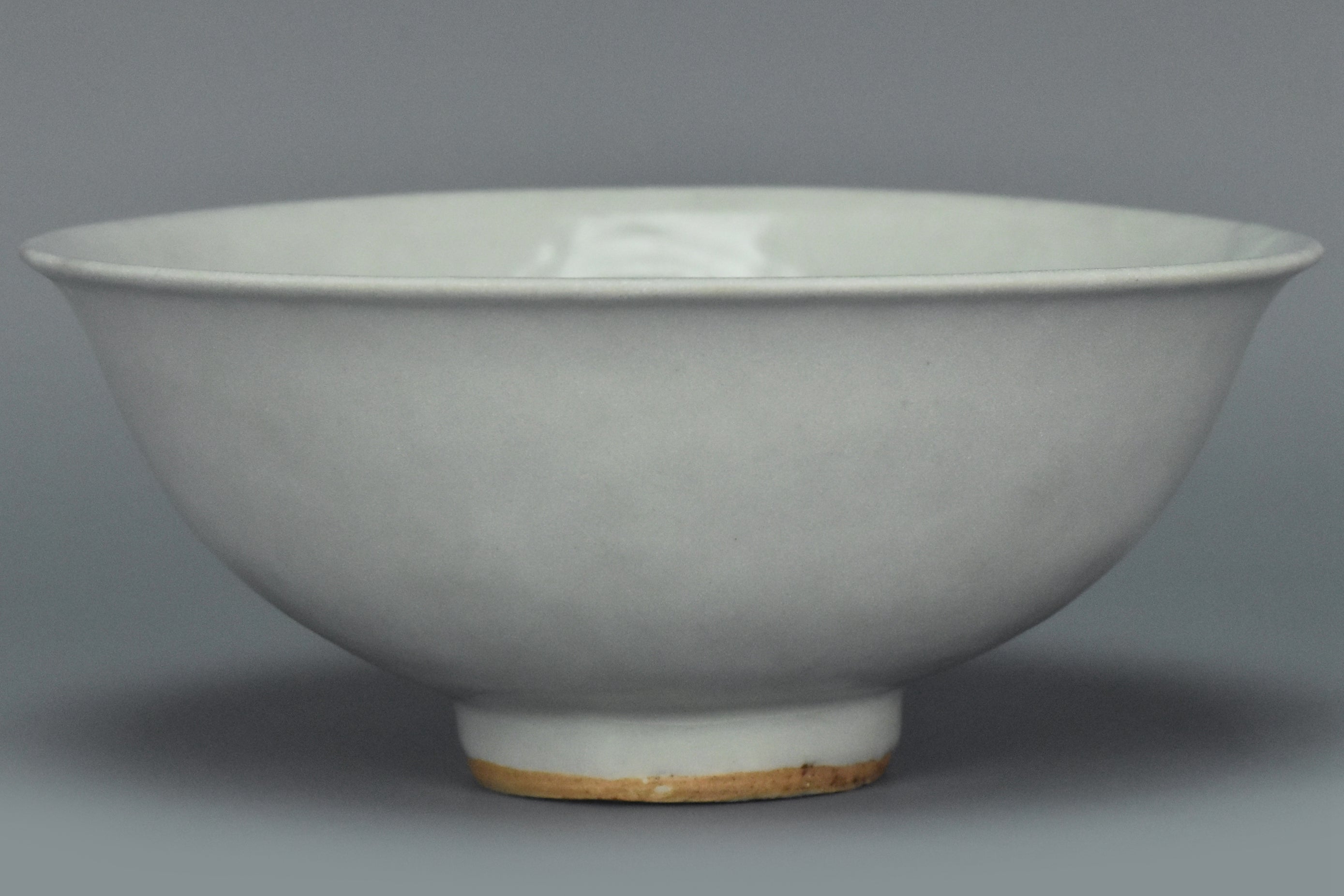 P902: A CHINESE YUAN DYNASTY SHUFU WHITE GLAZED DRAGON BOWL