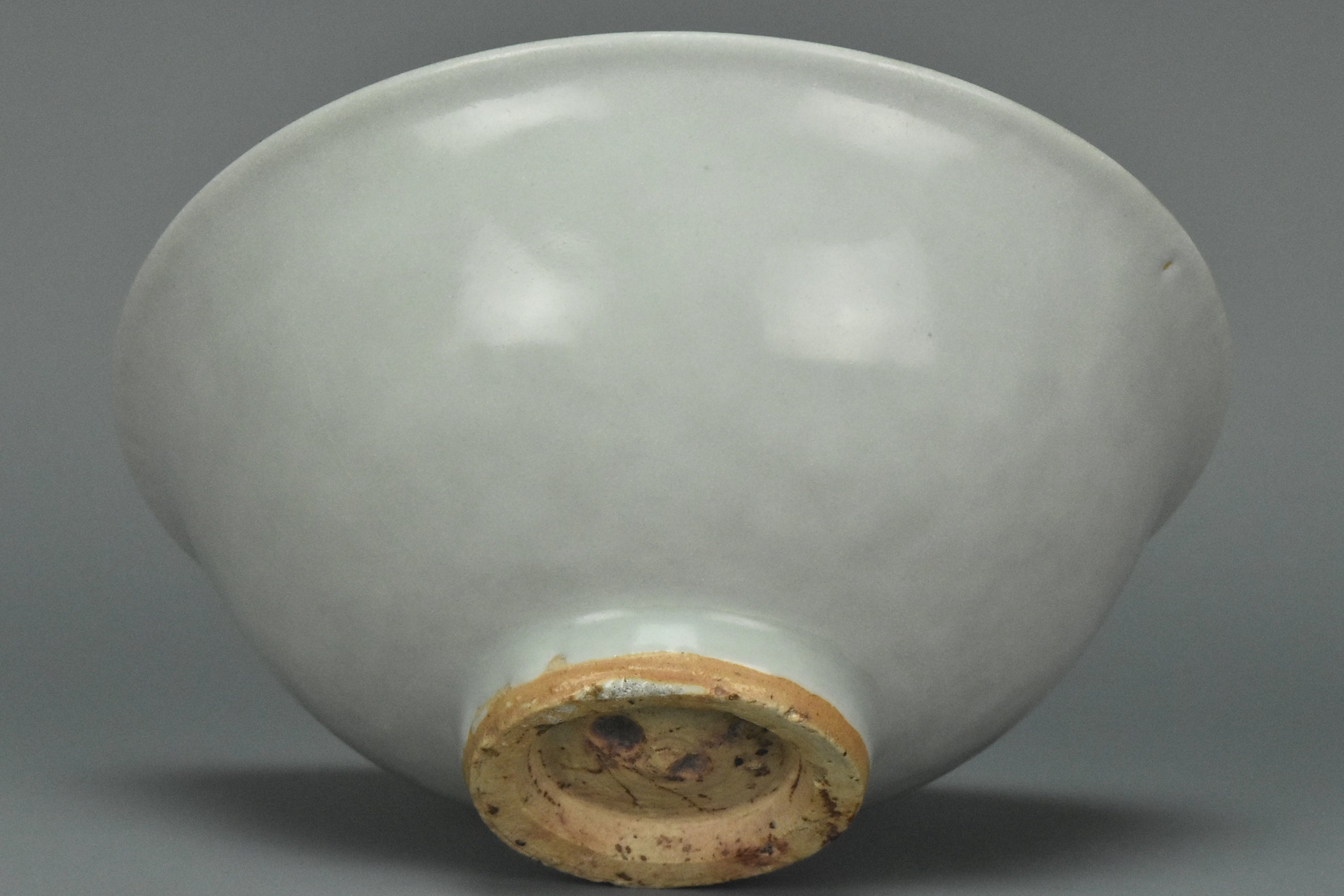 P902: A CHINESE YUAN DYNASTY SHUFU WHITE GLAZED DRAGON BOWL