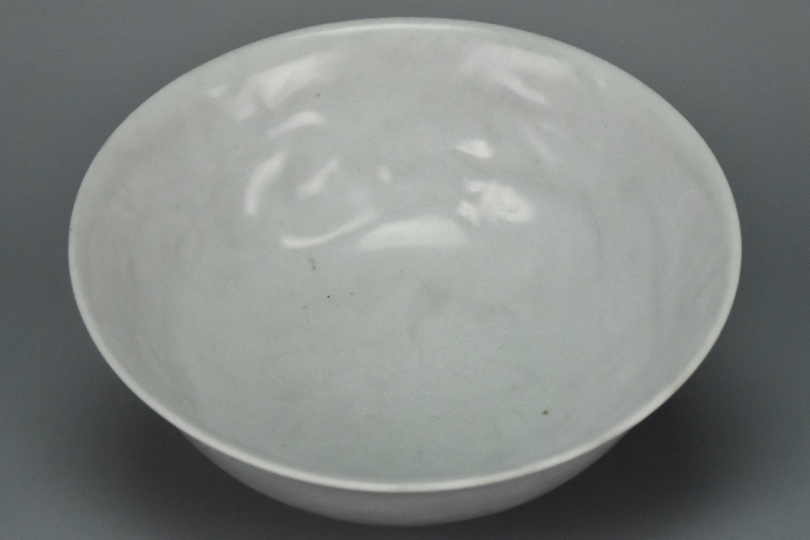 P902: A CHINESE YUAN DYNASTY SHUFU WHITE GLAZED DRAGON BOWL