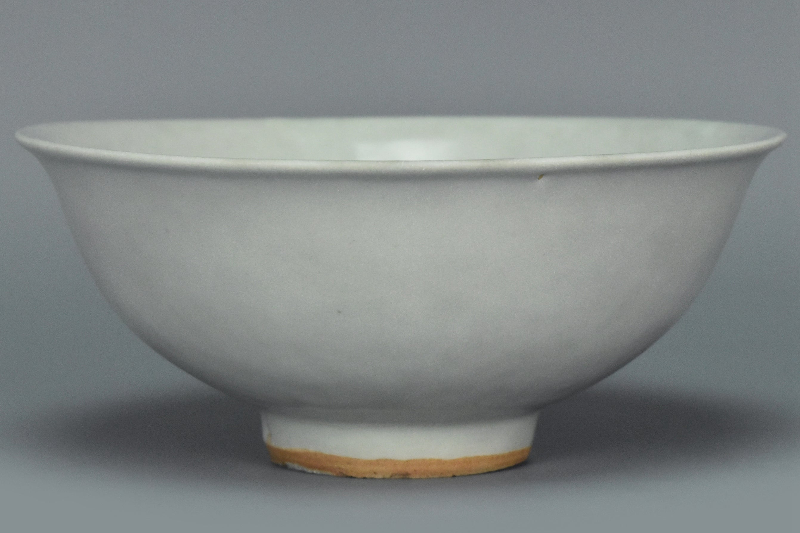 P902: A CHINESE YUAN DYNASTY SHUFU WHITE GLAZED DRAGON BOWL