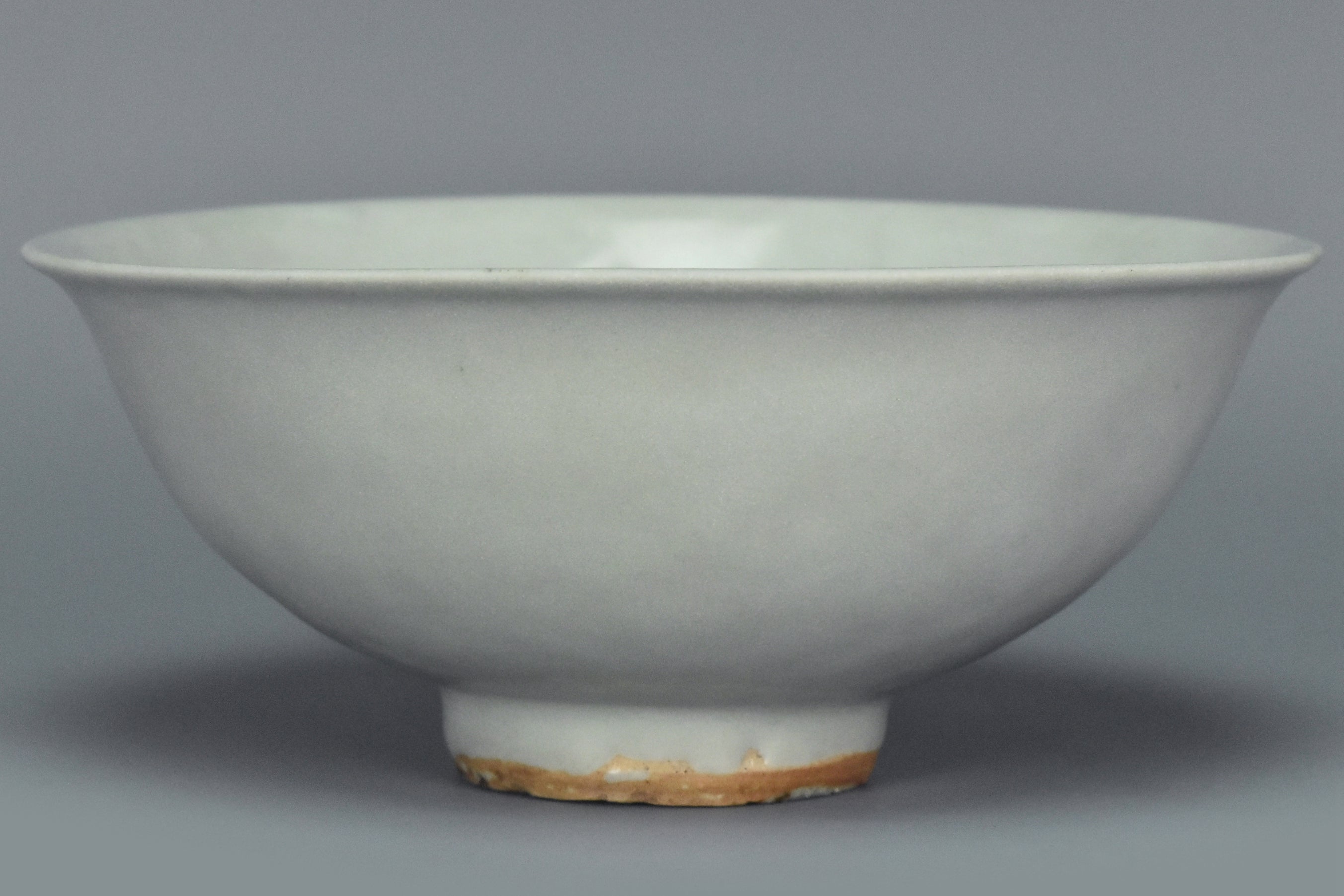 P902: A CHINESE YUAN DYNASTY SHUFU WHITE GLAZED DRAGON BOWL