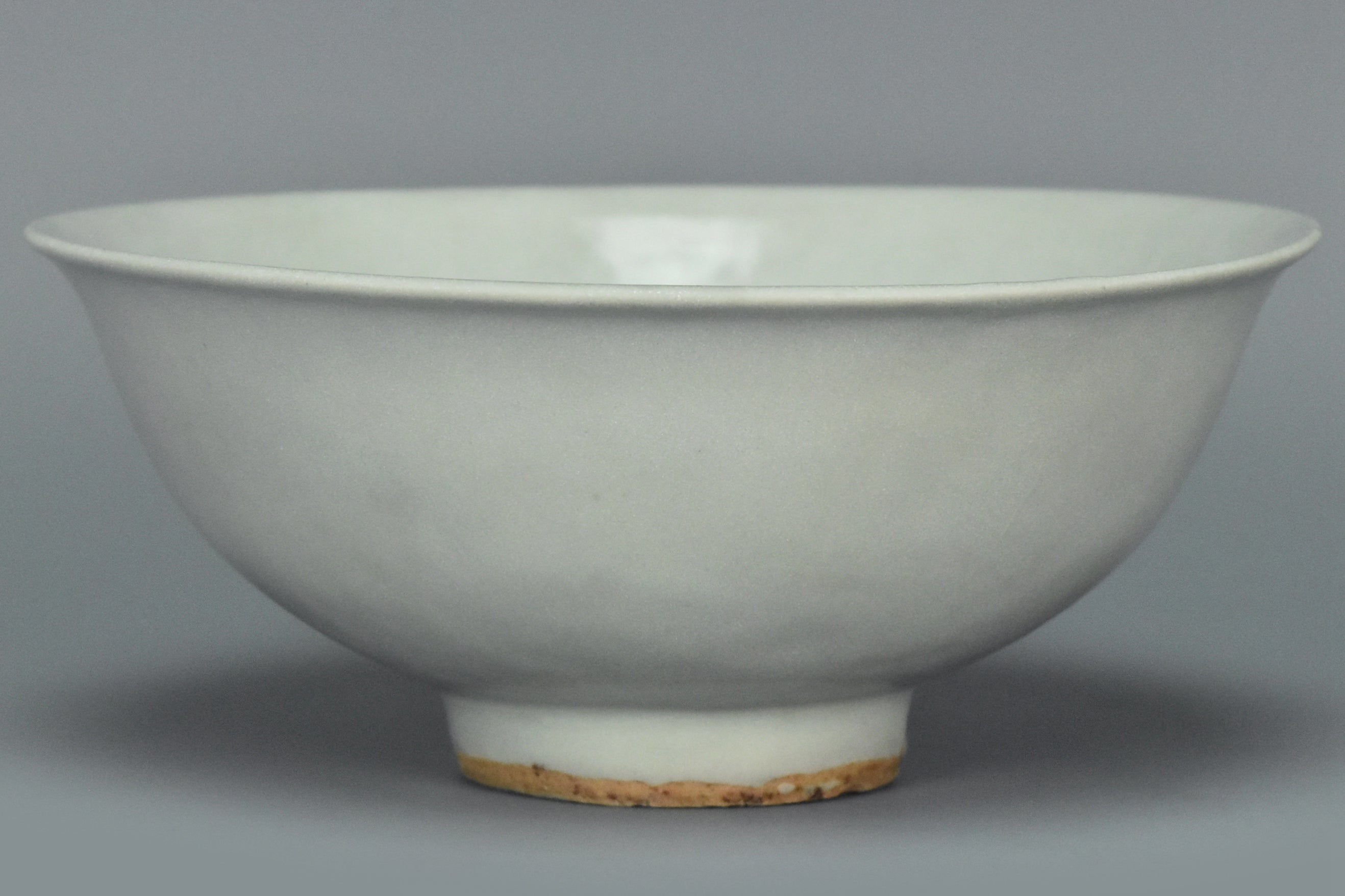 P902: A CHINESE YUAN DYNASTY SHUFU WHITE GLAZED DRAGON BOWL