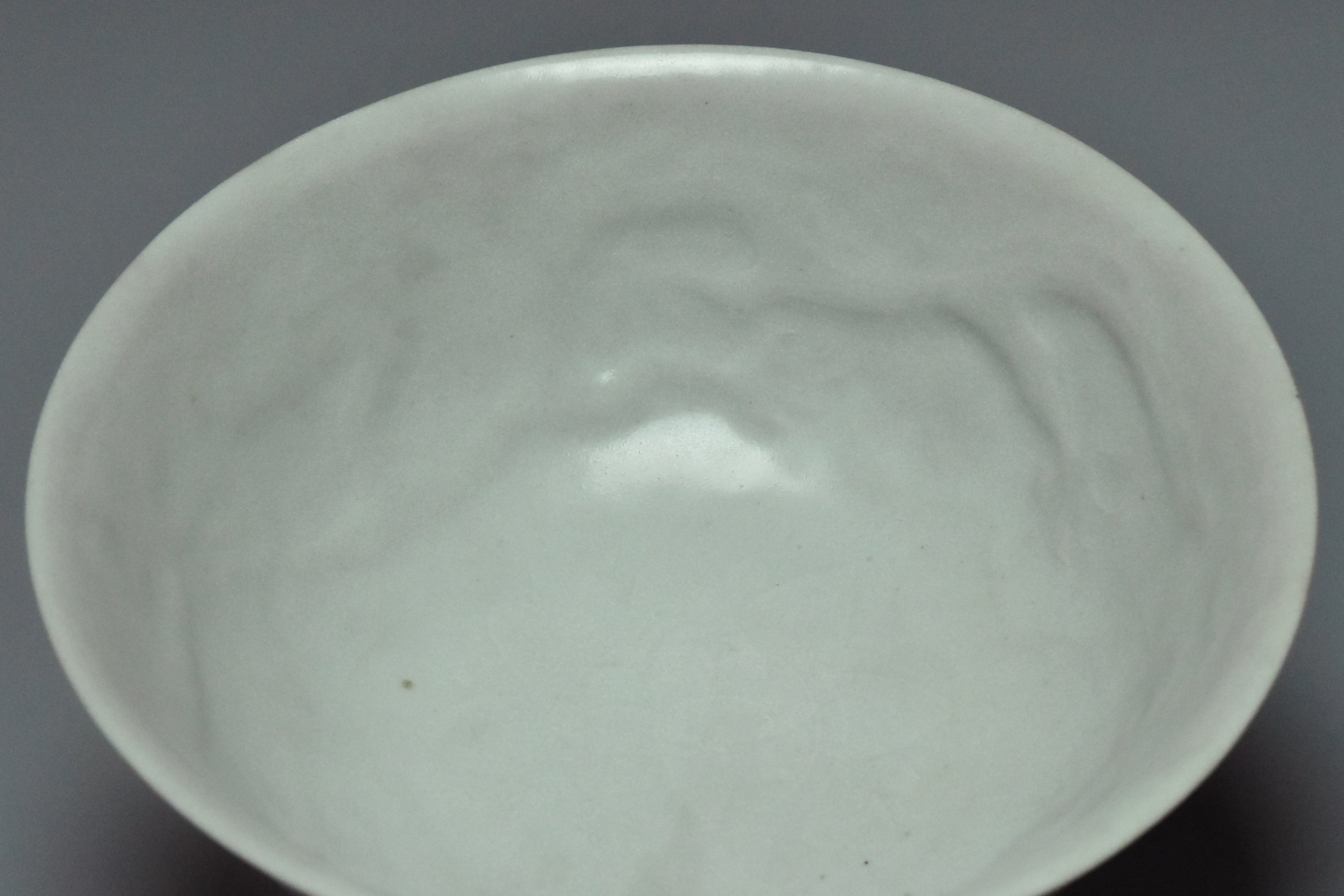 P902: A CHINESE YUAN DYNASTY SHUFU WHITE GLAZED DRAGON BOWL