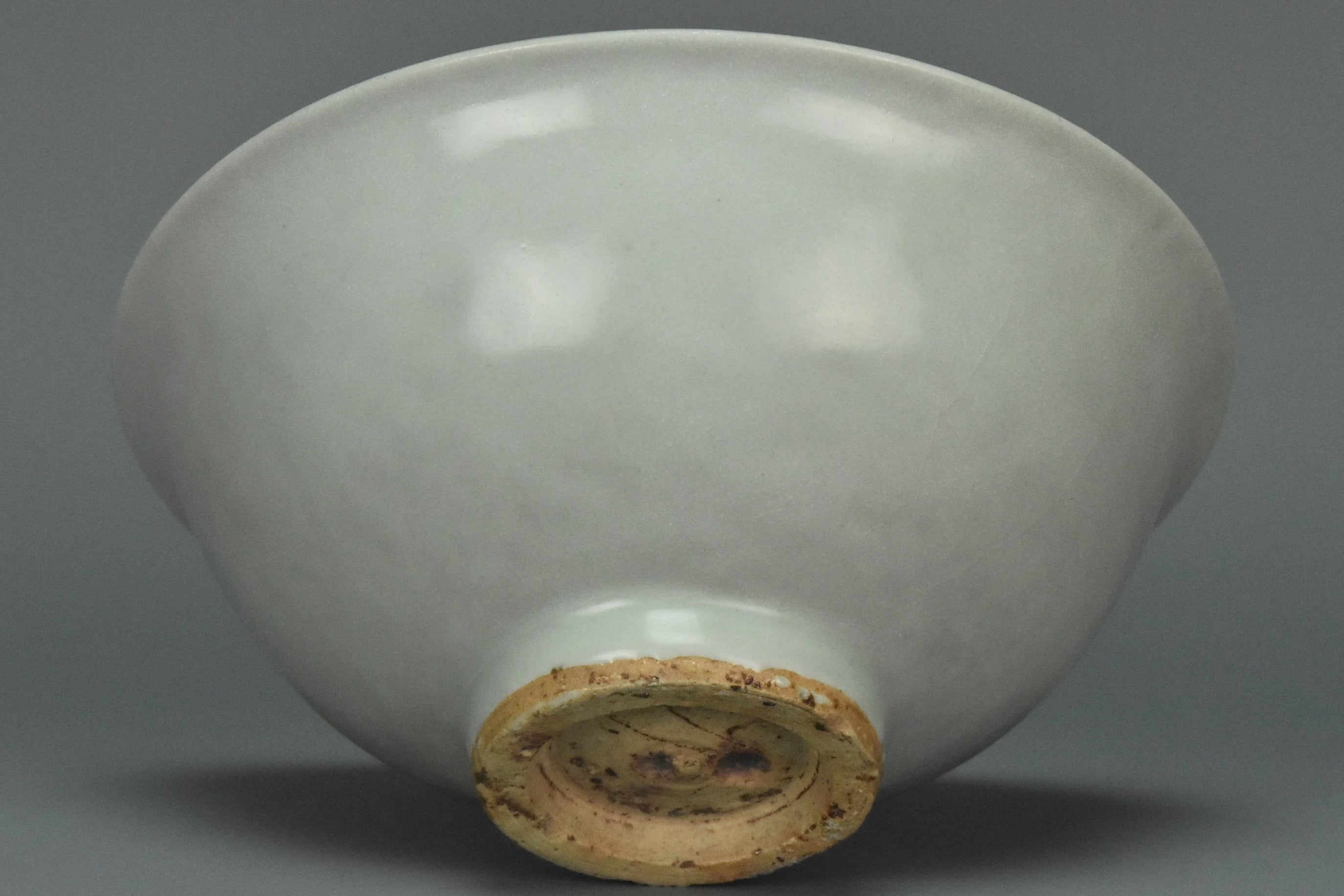 P902: A CHINESE YUAN DYNASTY SHUFU WHITE GLAZED DRAGON BOWL