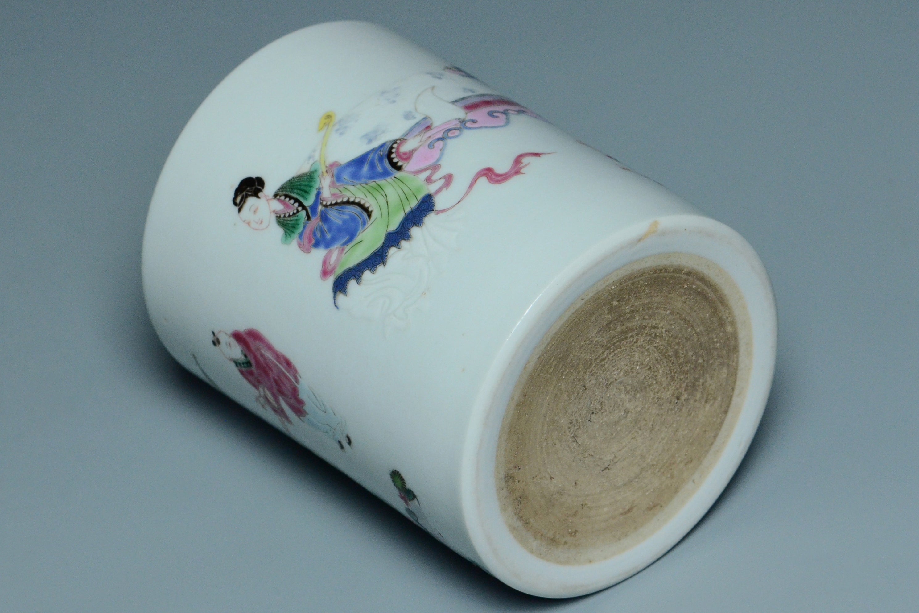 P928: A CHINESE QING YONGZHENG STYLE FAMILLE ROSE BRUSH POT