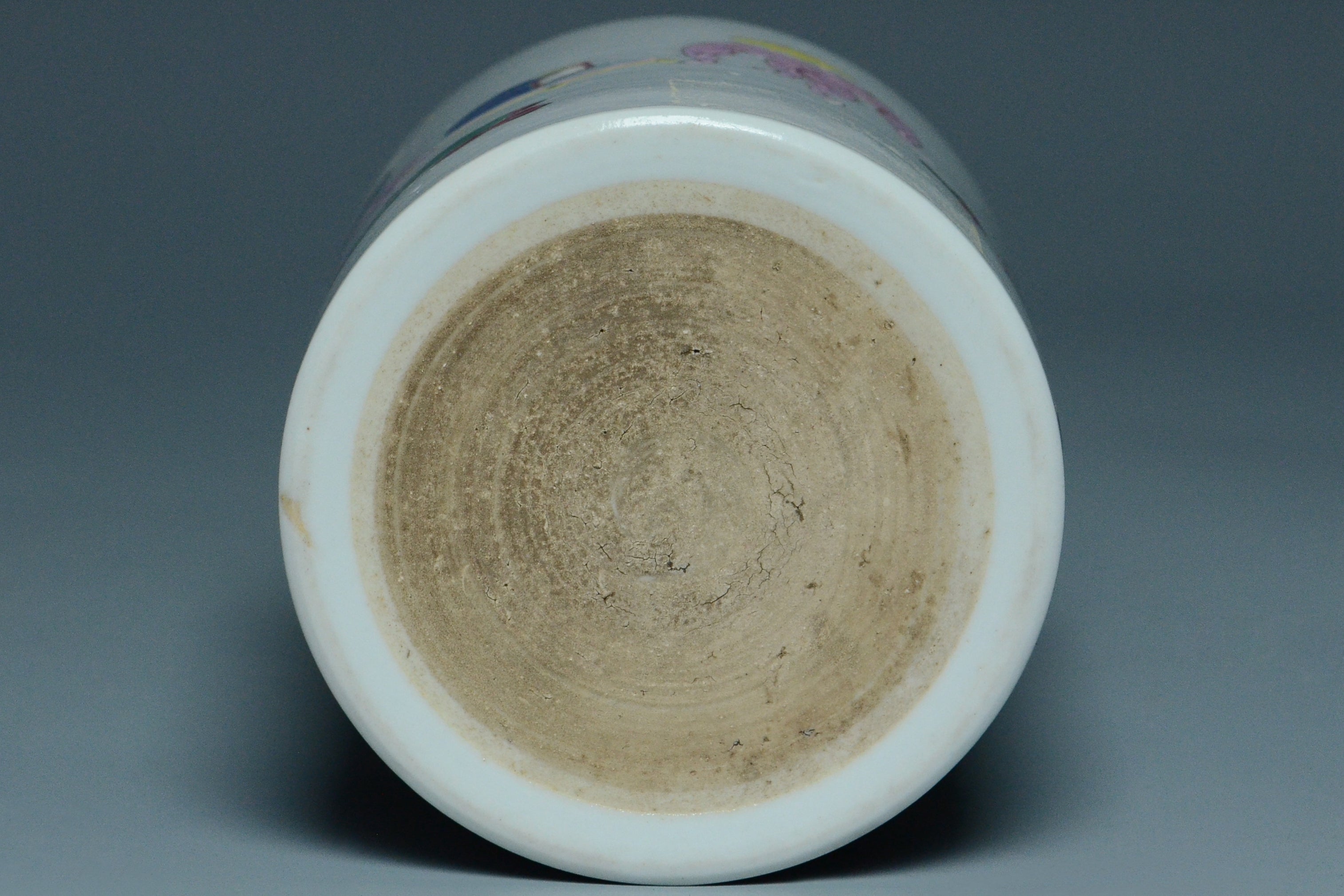 P928: A CHINESE QING YONGZHENG STYLE FAMILLE ROSE BRUSH POT