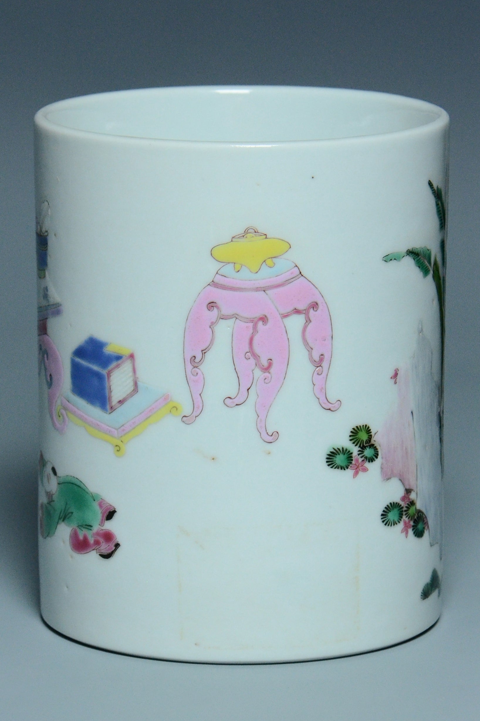 P928: A CHINESE QING YONGZHENG STYLE FAMILLE ROSE BRUSH POT