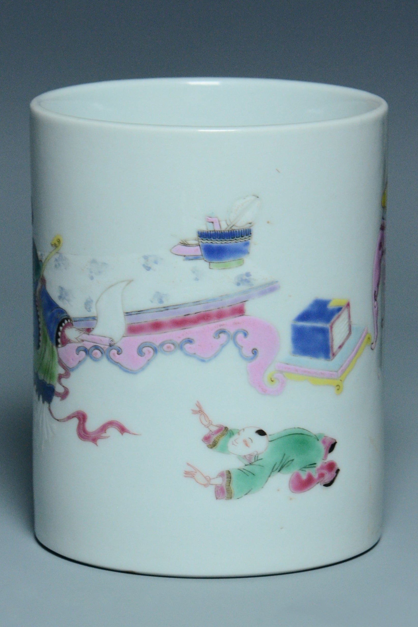 P928: A CHINESE QING YONGZHENG STYLE FAMILLE ROSE BRUSH POT