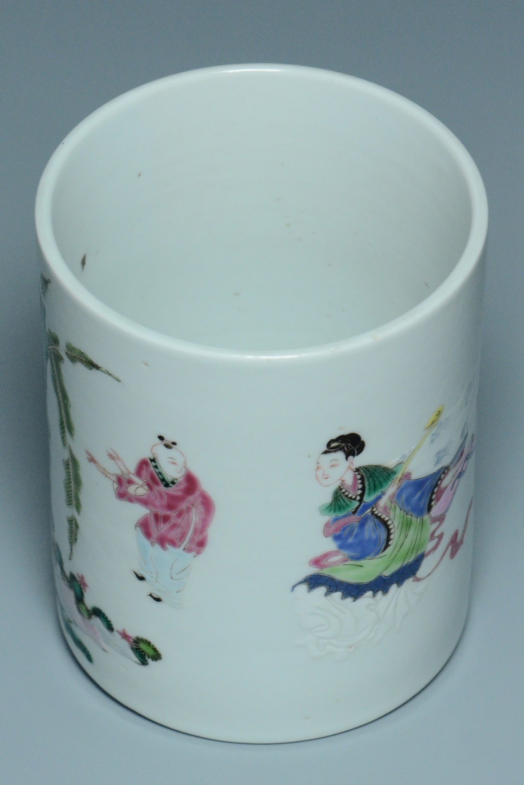 P928: A CHINESE QING YONGZHENG STYLE FAMILLE ROSE BRUSH POT